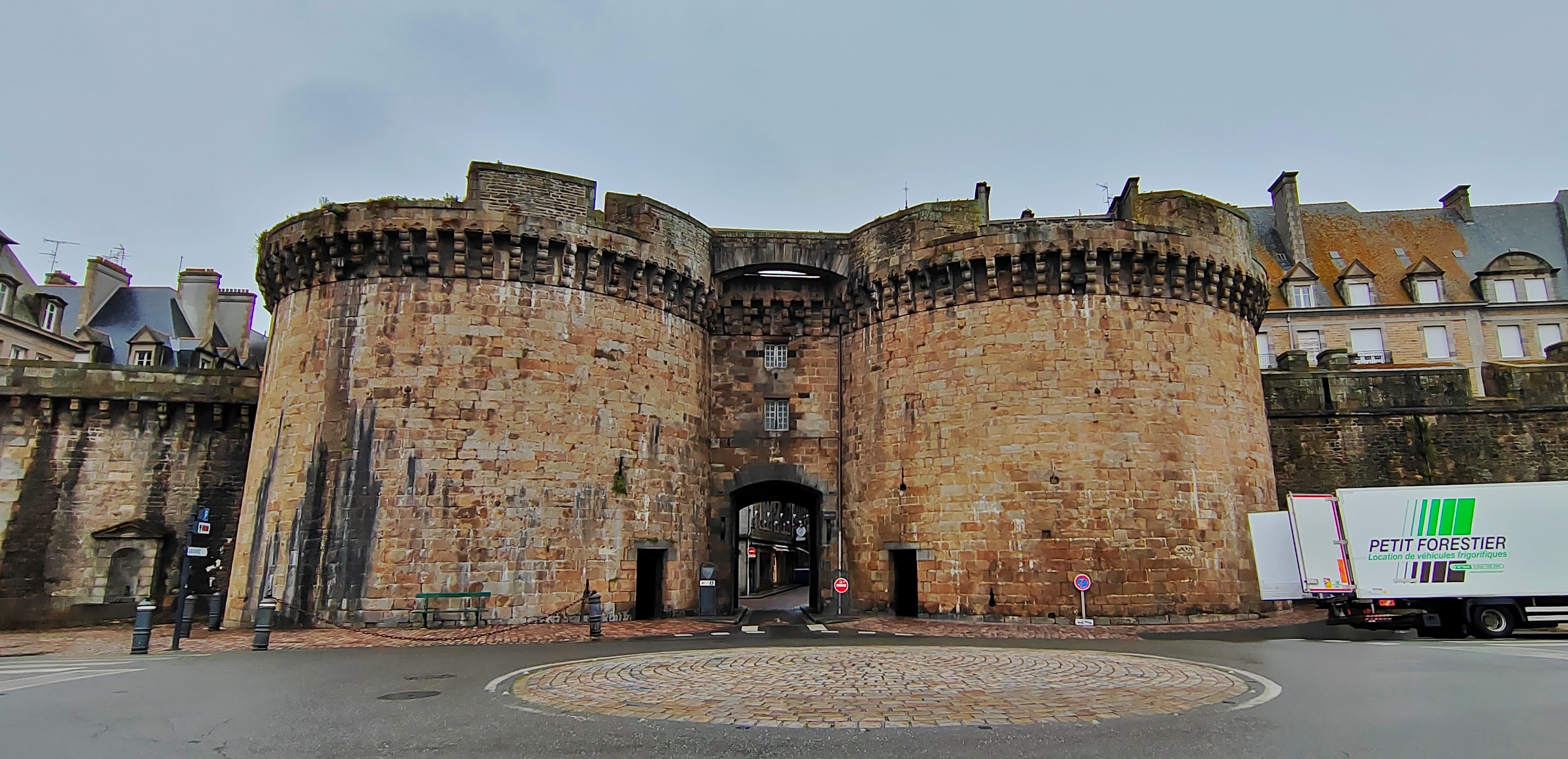 圣马洛是法国布列塔尼伊勒-维莱讷省的一个城市,也是布列塔尼半岛最