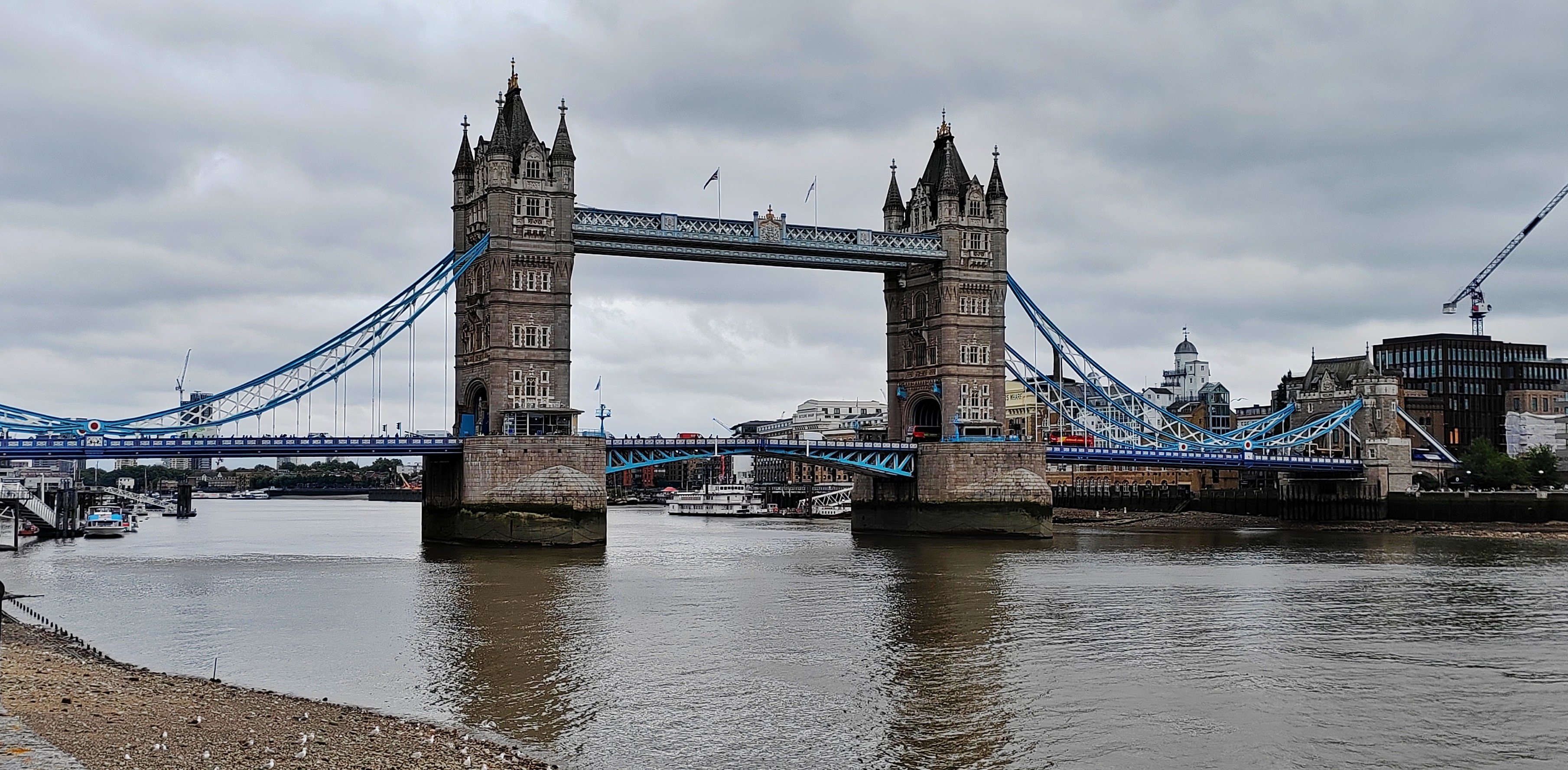 伦敦塔桥(tower bridge),是一座横跨泰晤士河的上开悬索桥,它是伦敦的