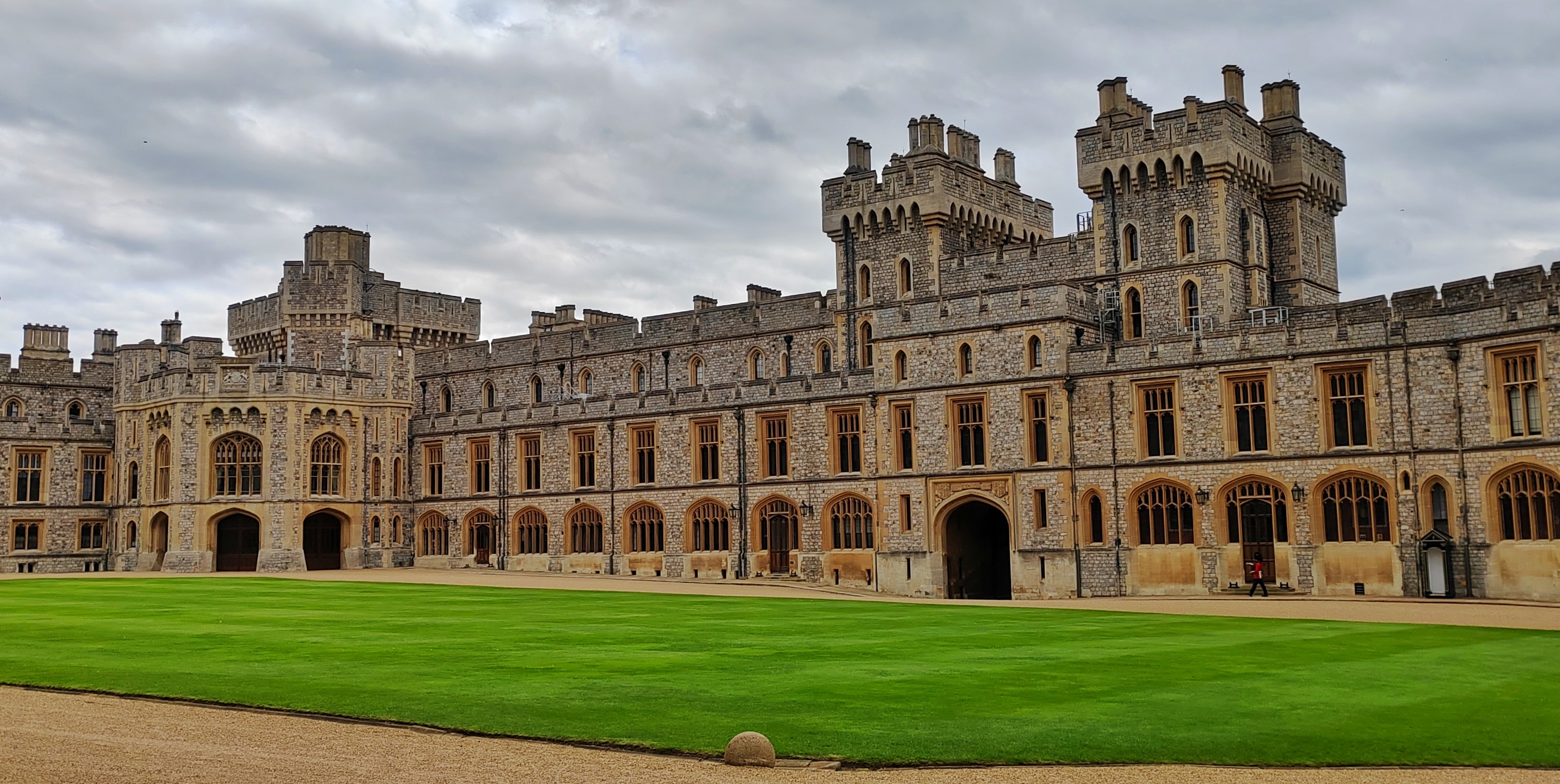 离开七姐妹白崖我们驱车约140多公里来到温莎城堡(windsor castle).