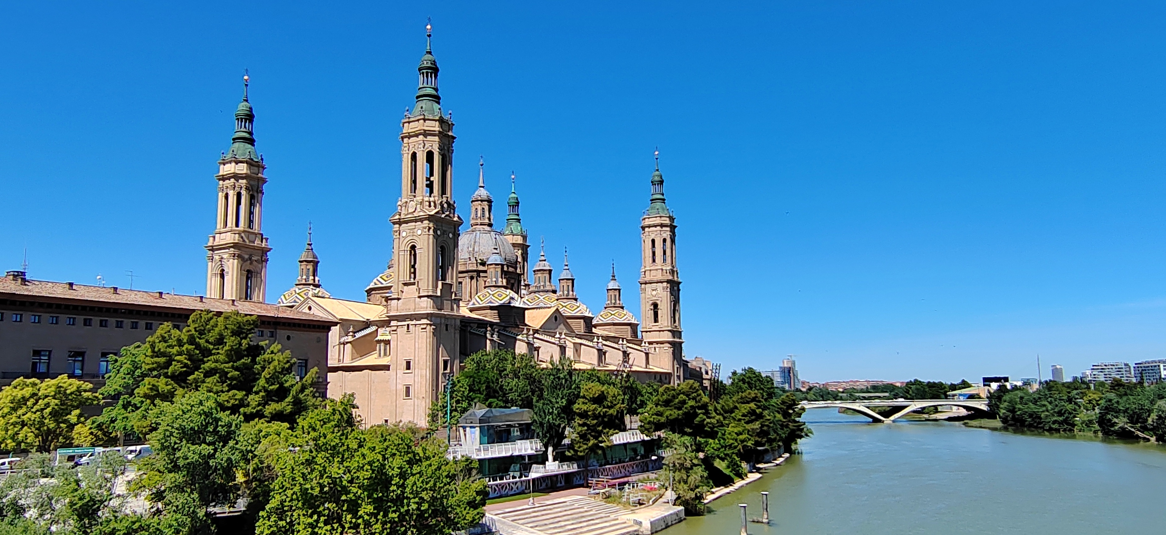 皮拉尔圣母主教座堂(la basilica de nuestra senora del pilar).