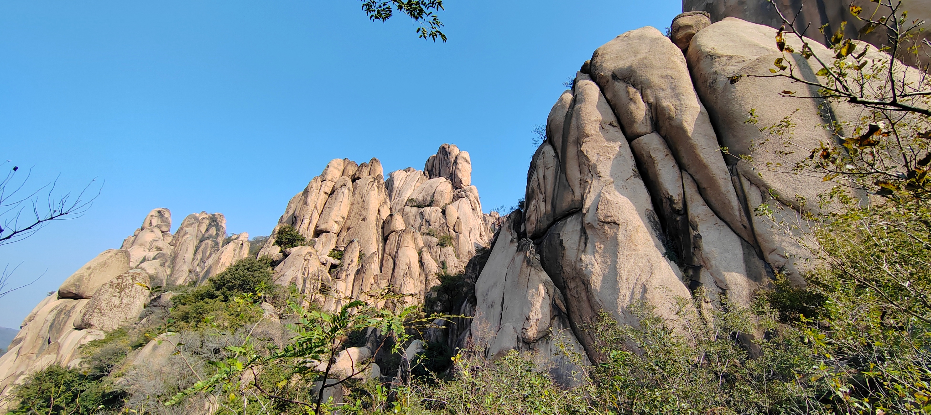 独特罕见的奇峰奇石造就的嵖岈山,形成于三叠纪末到白垩纪时期的燕山