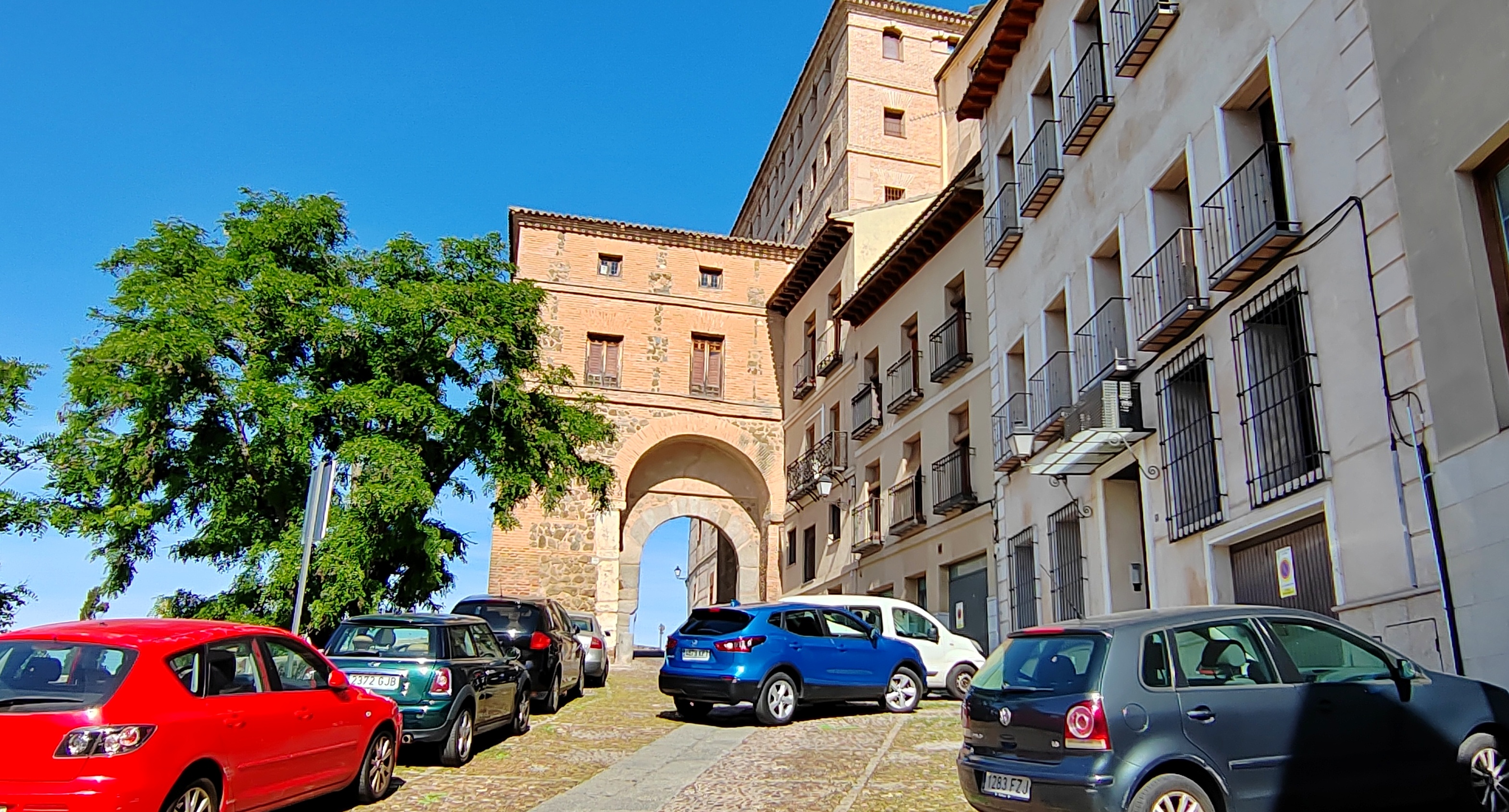 建于13世纪的托莱多太阳门,是一座具有典型的阿拉伯风格的建筑,高大