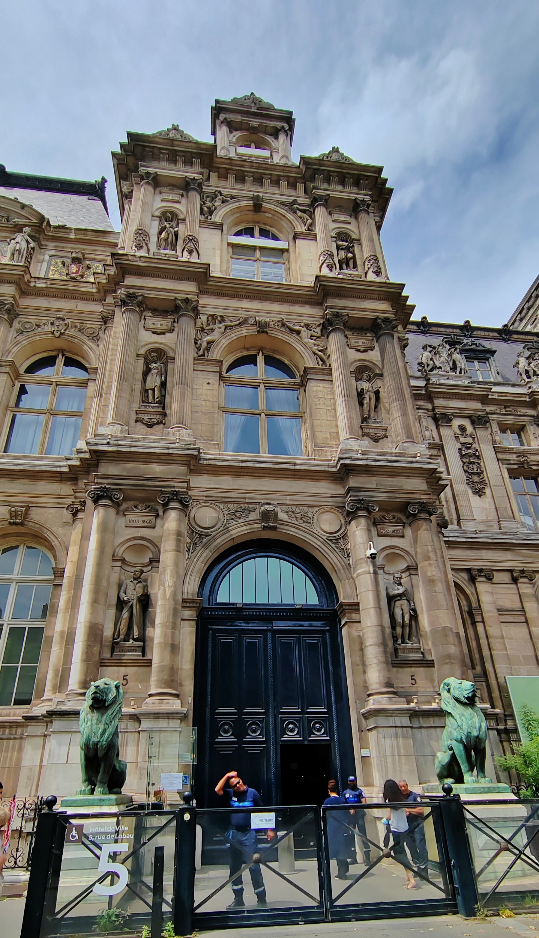 巴黎市政厅位于巴黎市中心塞纳河畔的建筑,是一座法国著名的文艺复兴