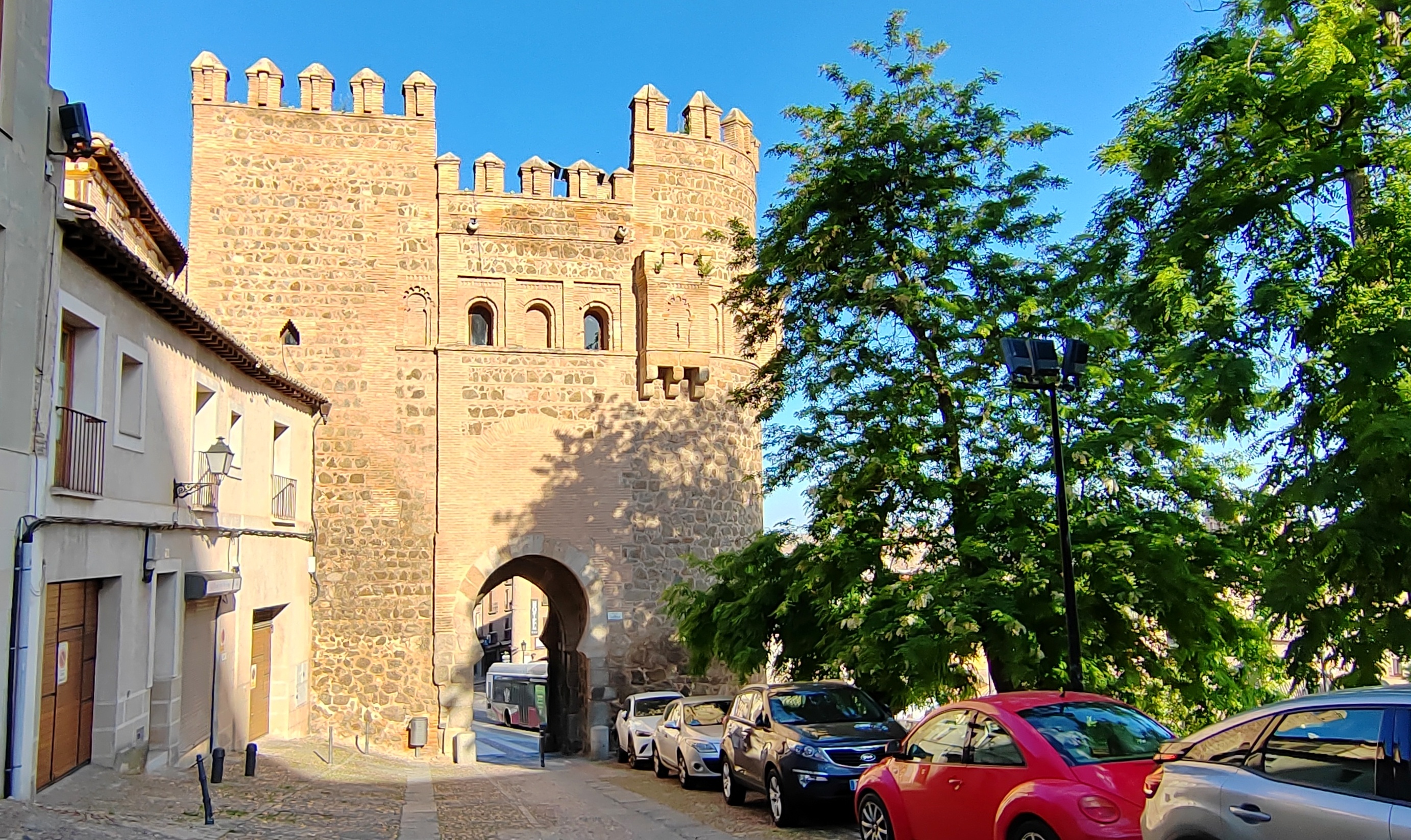 建于13世纪的托莱多太阳门,是一座具有典型的阿拉伯风格的建筑,高大