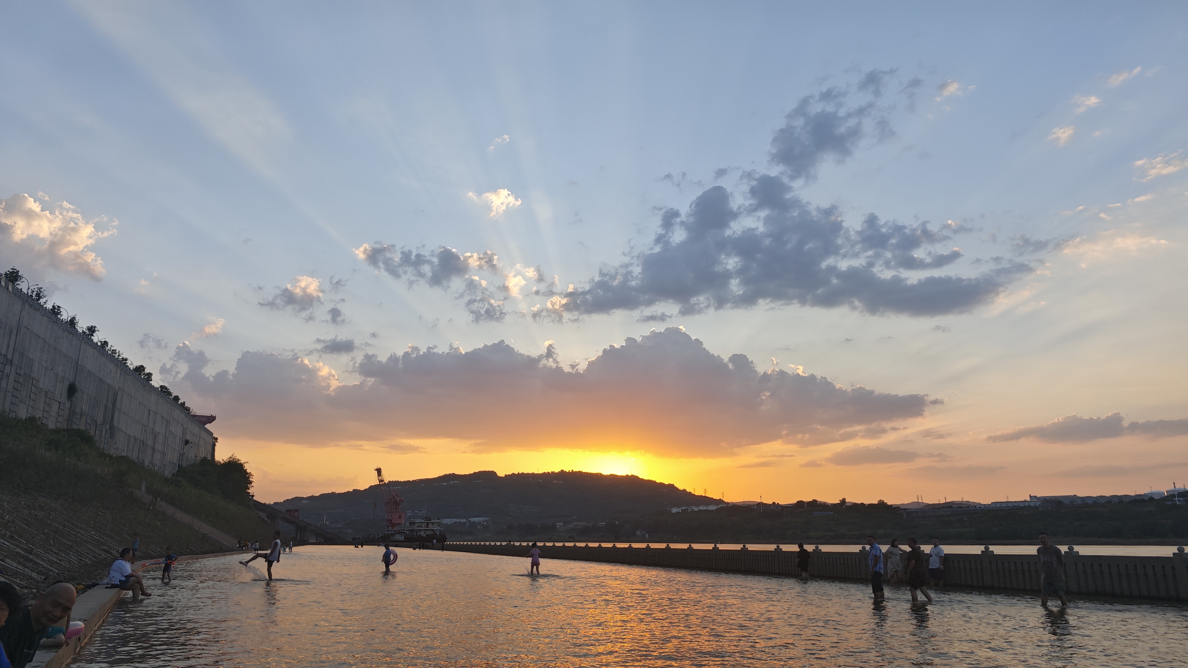 重庆的夏天酷热难耐,巴南区这个地方最近真的是大家避暑,耍水,纳凉的