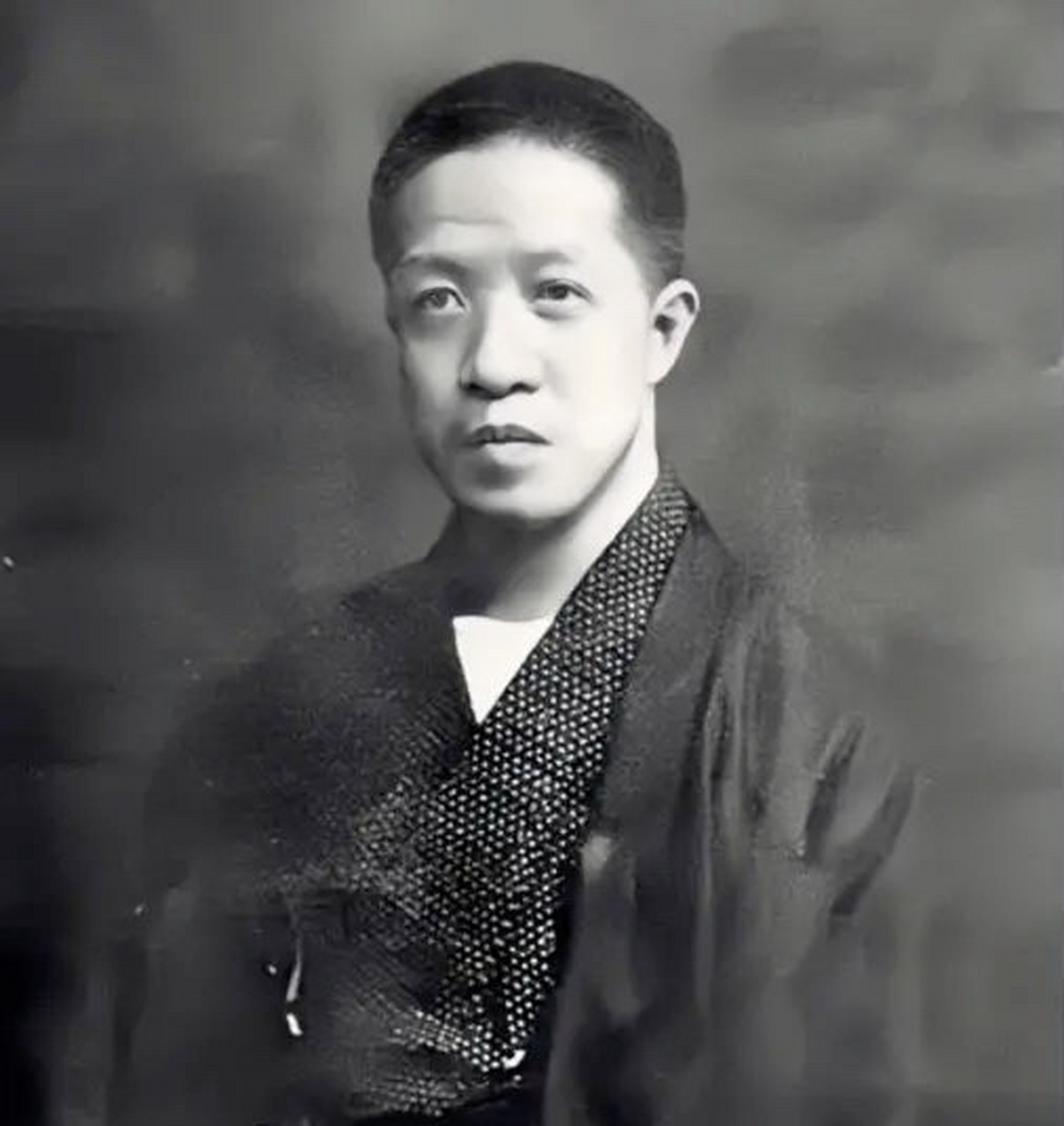 1917年,黄侃趁妻子黄绍兰怀孕,和一个叫彭欣湘的女学生恋爱,生子.