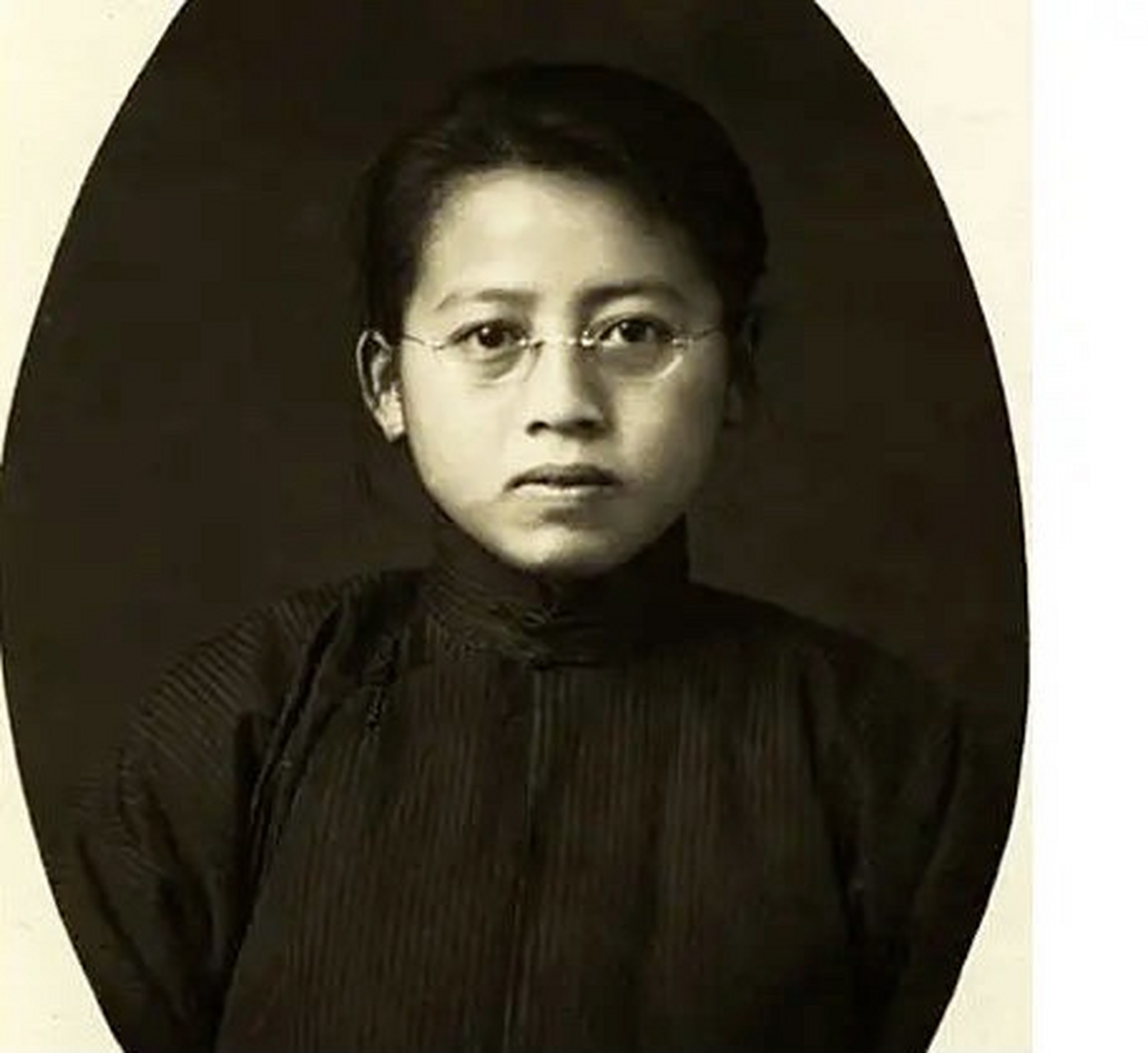 1917年,黄侃趁妻子黄绍兰怀孕,和一个叫彭欣湘的女学生恋爱,生子.