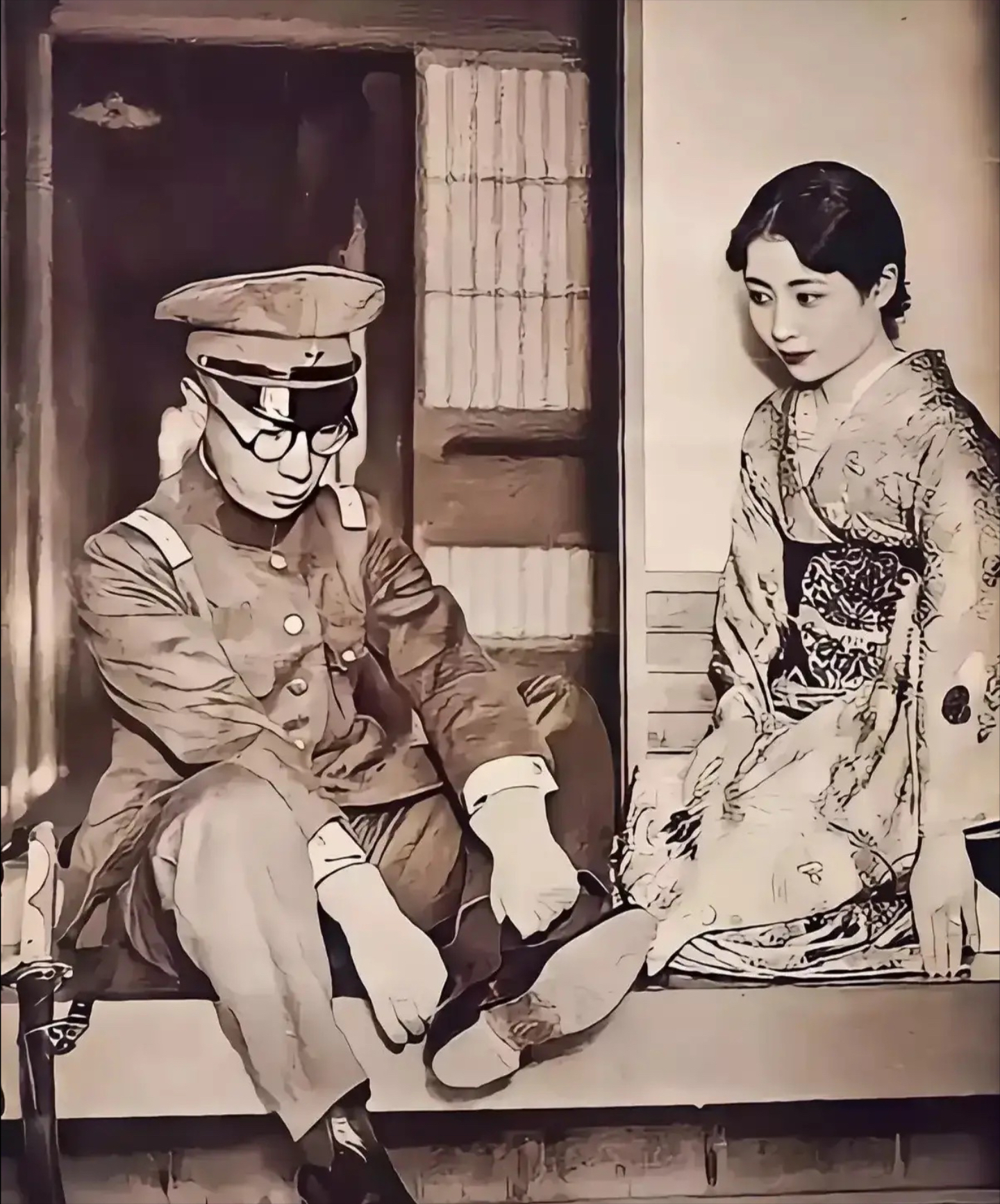 1937年,溥杰和日本妻子的合影,看他那猴急的样子,早忘了对政治婚姻的