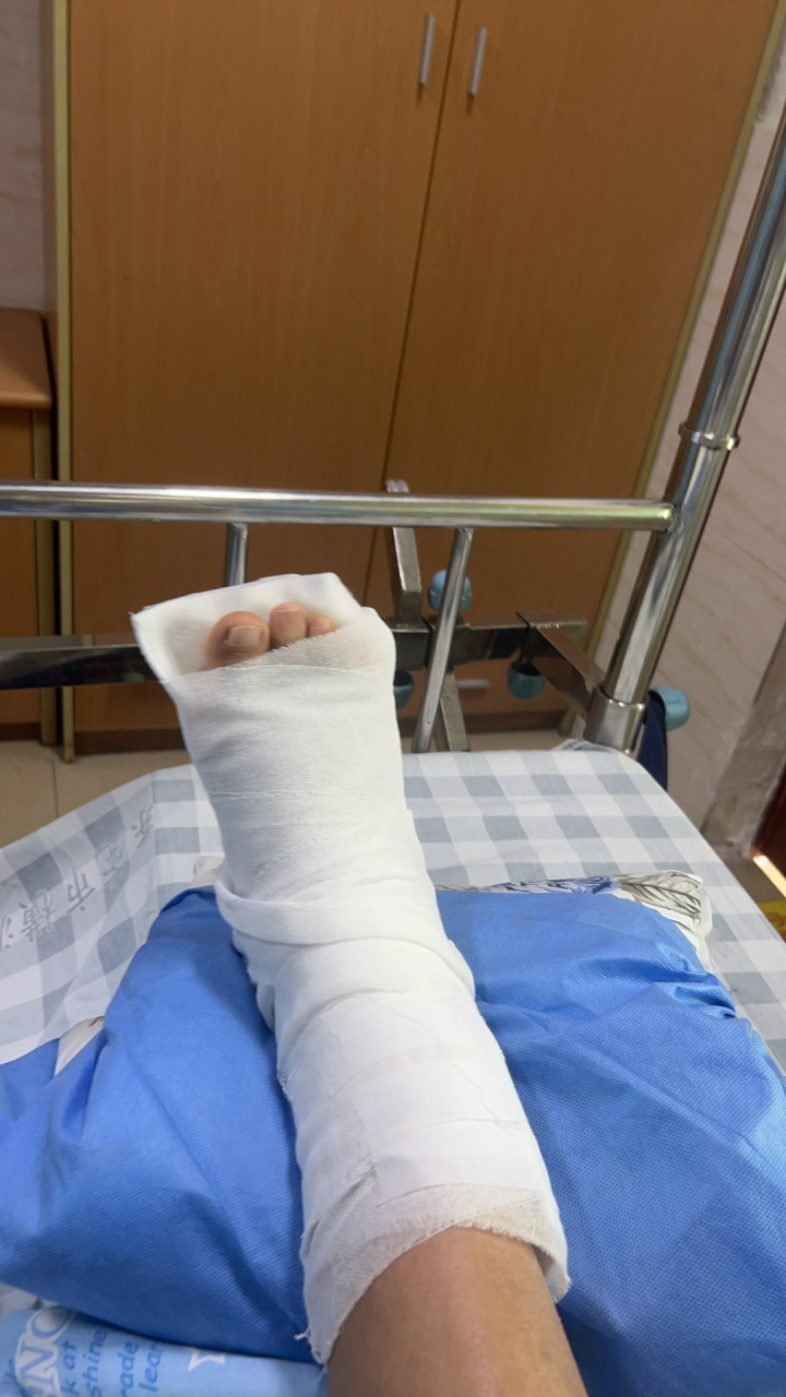 情感# 隔壁床的阿姨#情感# 隔壁床的阿姨,腿受伤入院,!