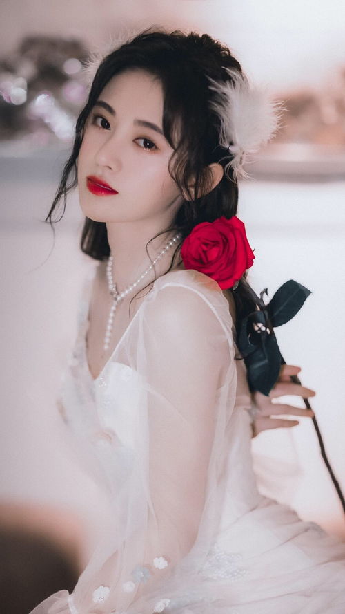 1,鞠婧祎刚出道时客户就说她不上镜很少给她机会,所以她一直倔强着