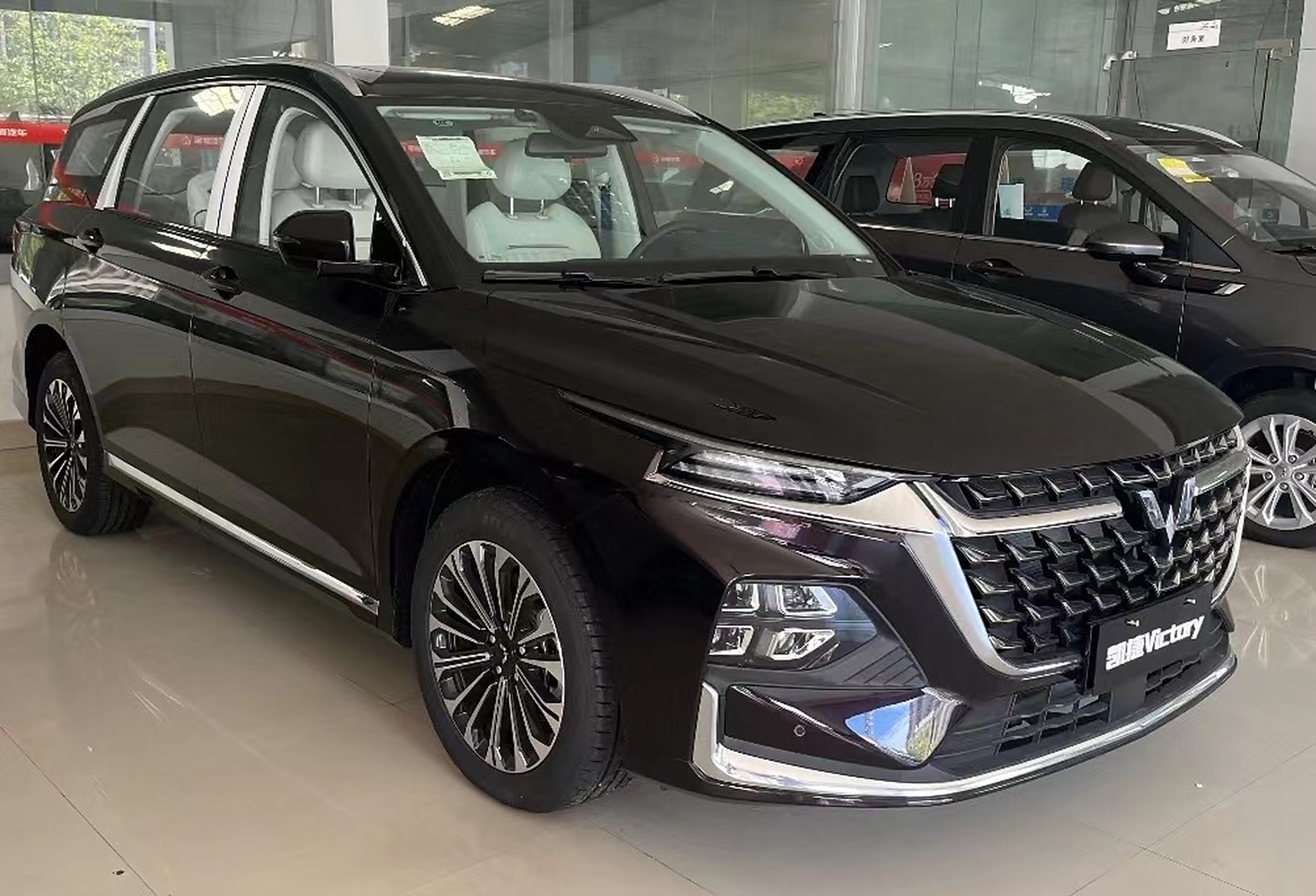 前往东莞市厚街镇五菱4s店,购买五菱凯捷混动版,享受8.