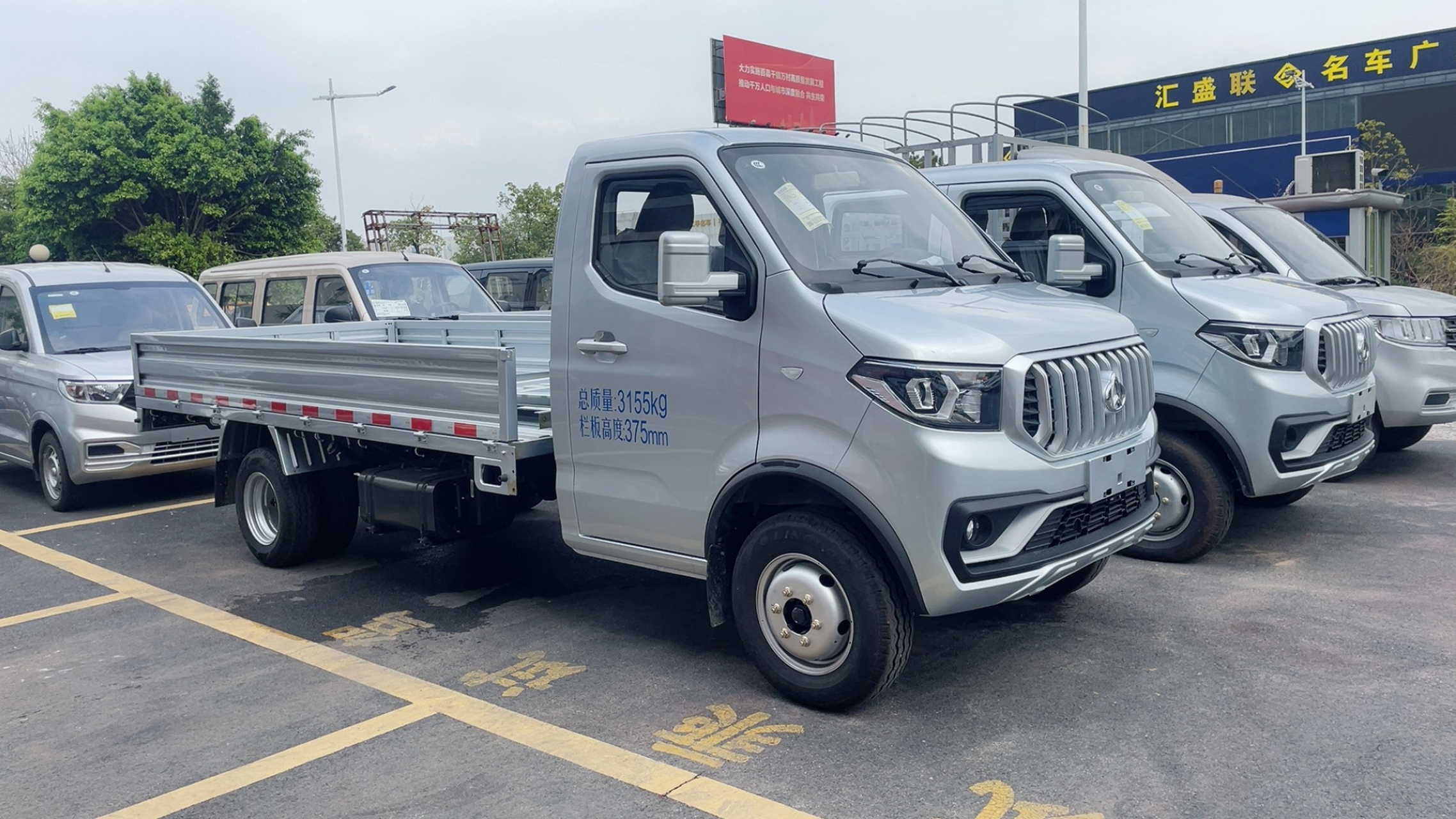 长安神祺t30单双排是一款实用的小型货车,适合城市货运和快递等应用