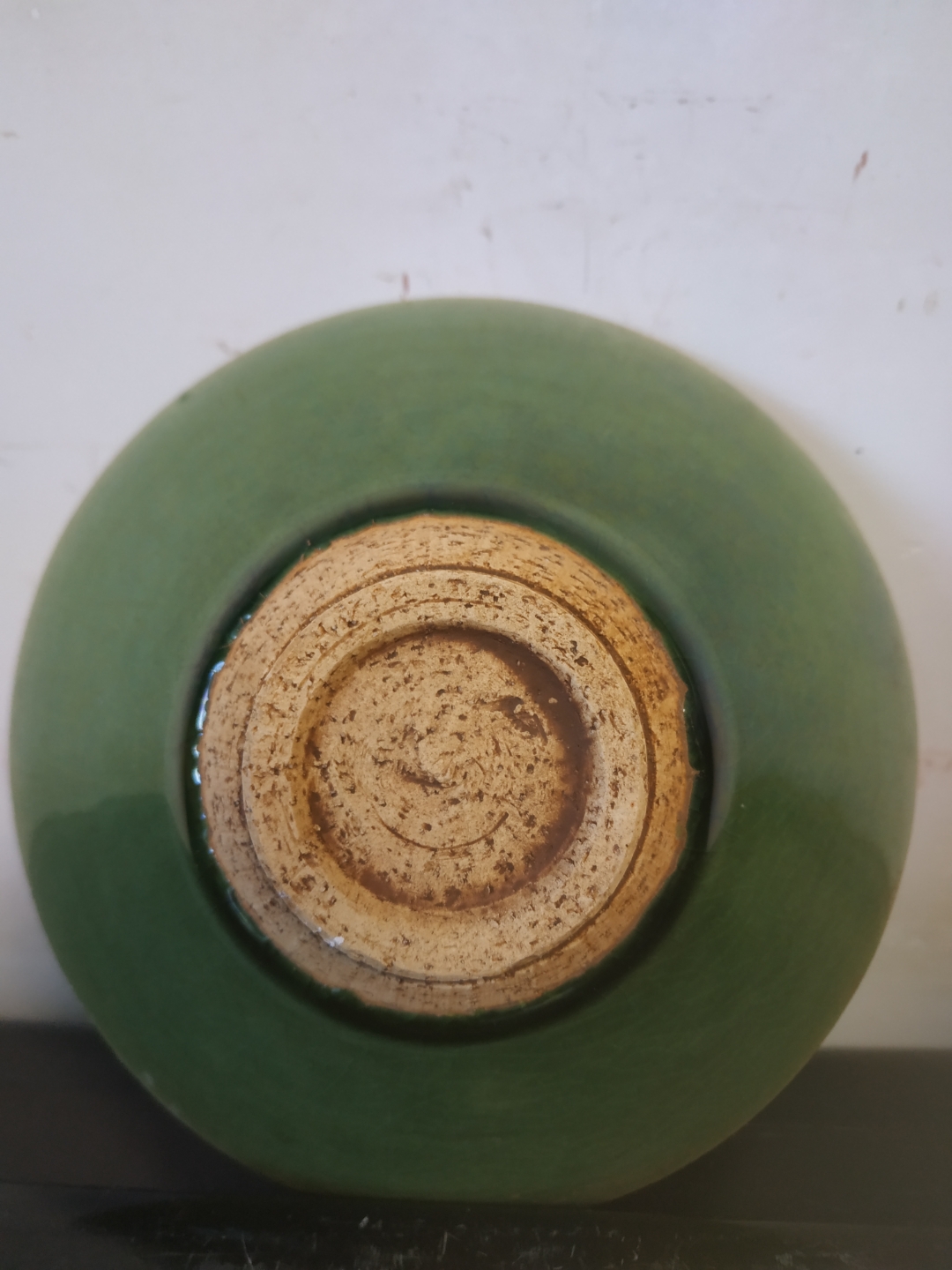 宋代吉州窑绿釉刻三鱼纹茶盏