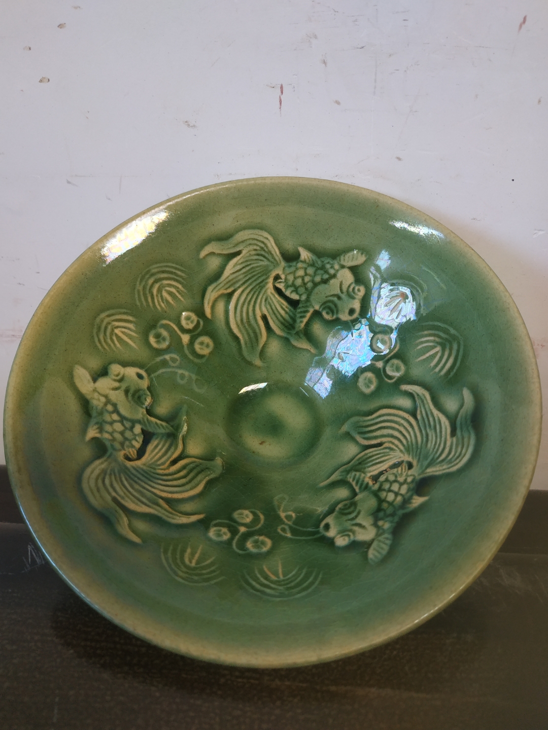 宋代吉州窑绿釉刻三鱼纹茶盏