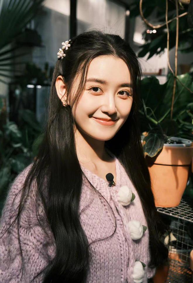 1,网剧圆脸小花很喜欢偷数据,和她合作过的男星基本上都在她这里吃过