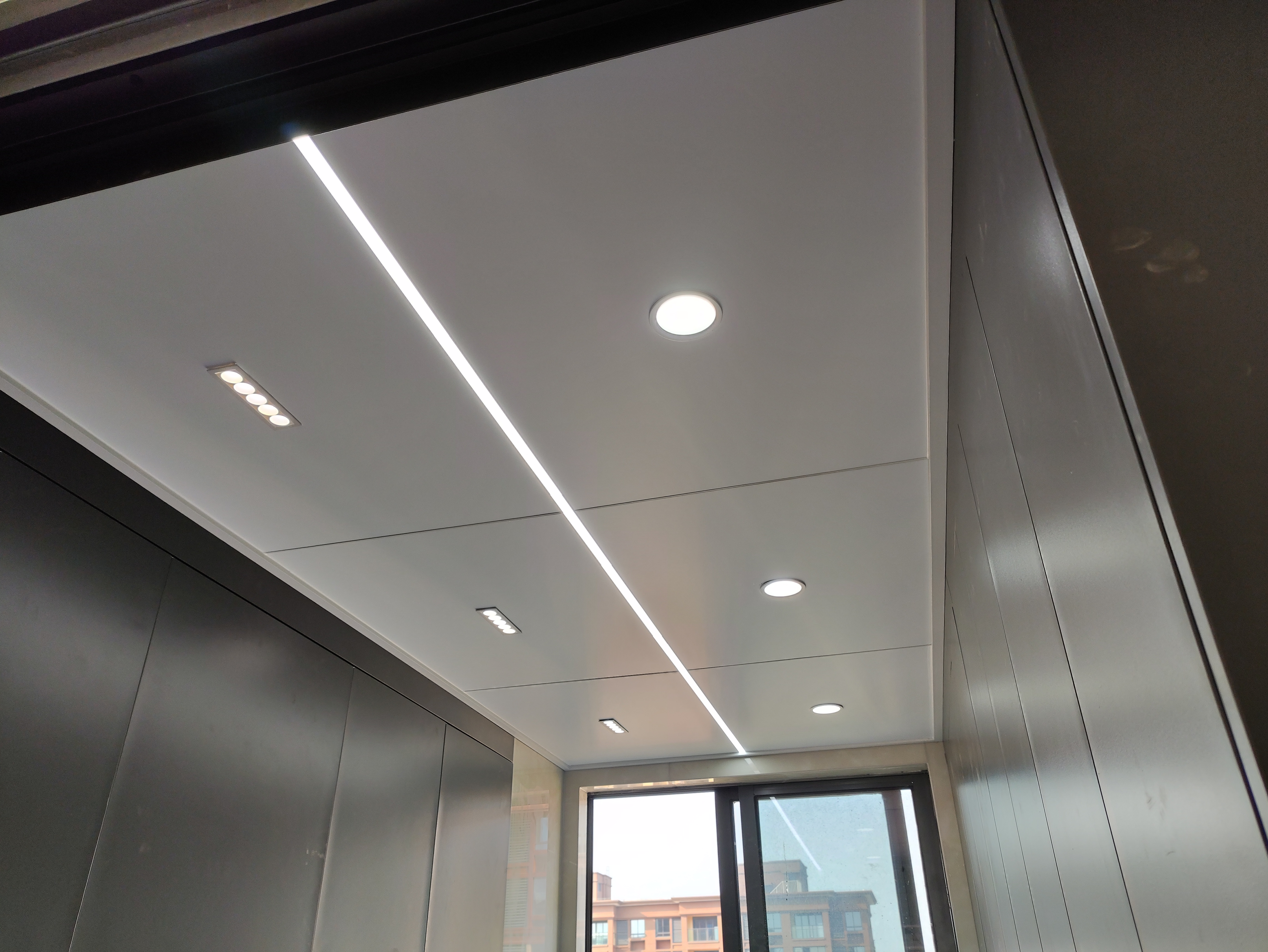 壁龛灯槽)夜间室内装铝板图片内嵌荧光灯具安装后图片层板三面发光