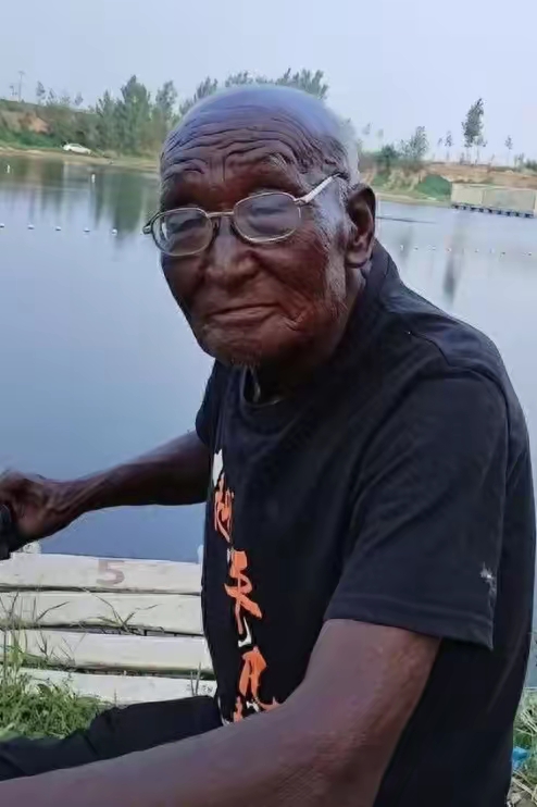 74岁大爷爱钓鱼,皮肤晒成"老抽色"成网红