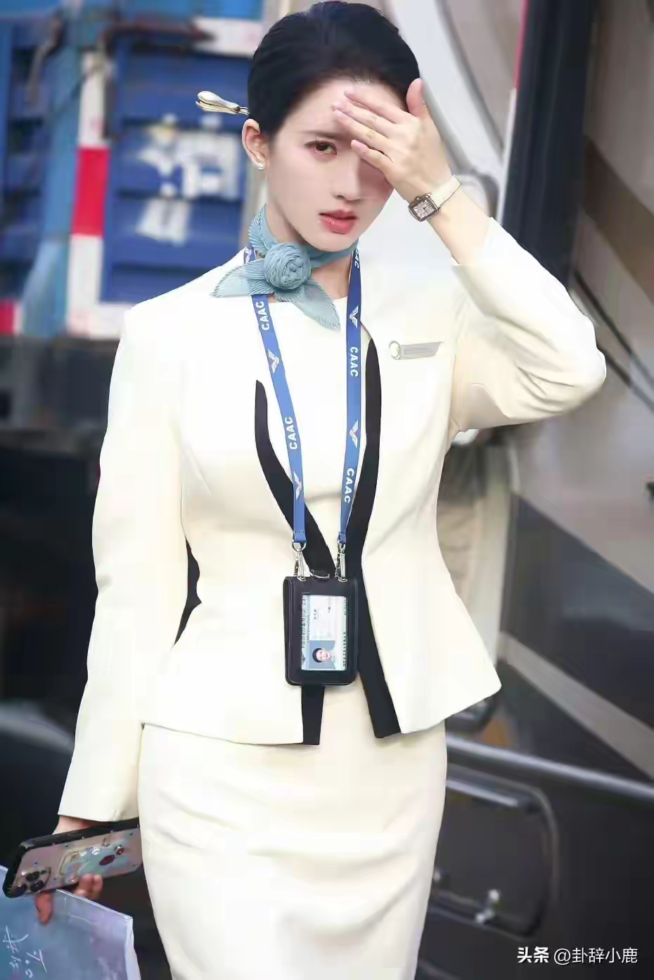 咏柳 西流河畔千丈柳, 绕水盘道欲抚云