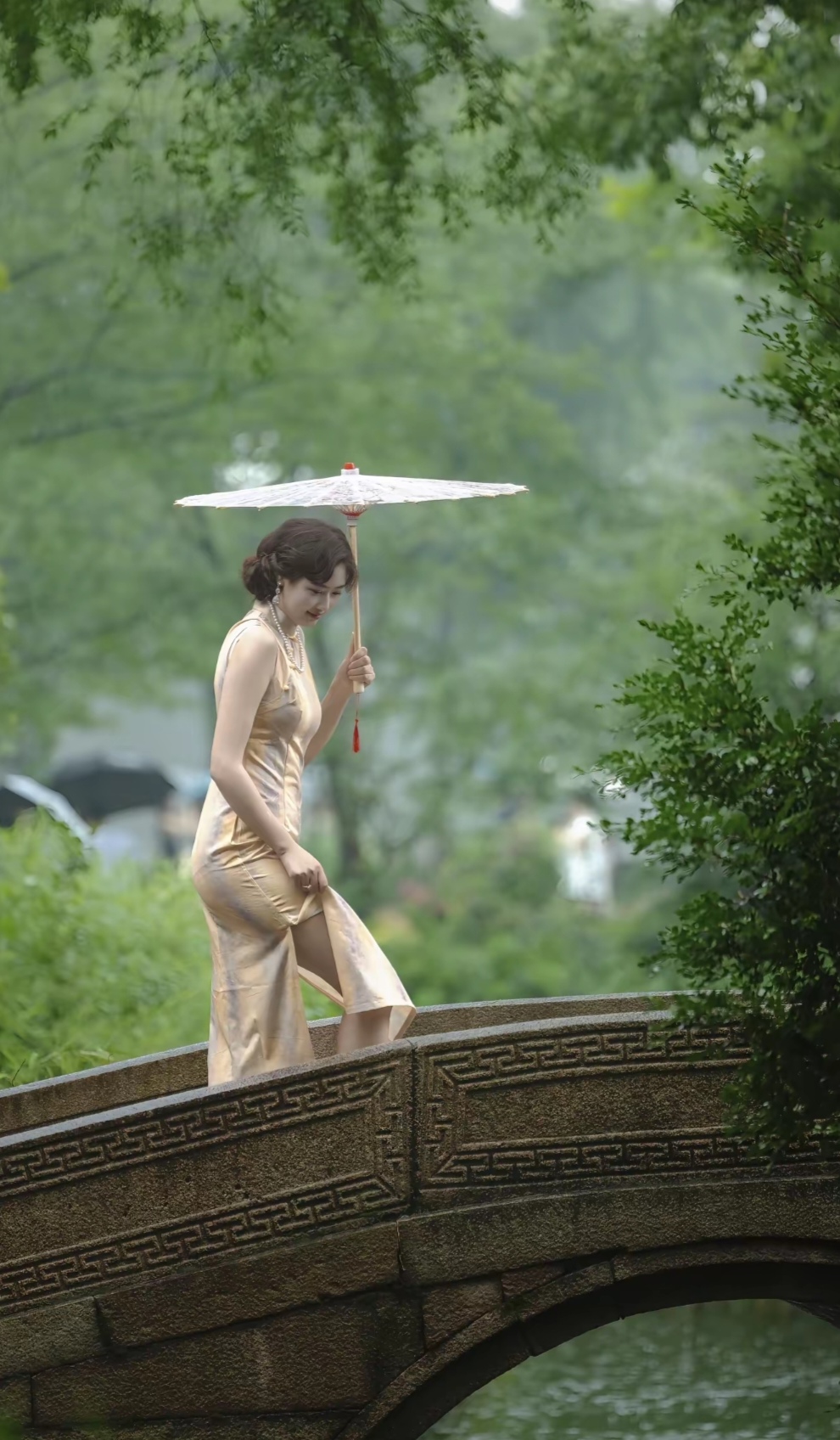 雨巷  雨下得很大,我站在窗前,看那雨点打在玻璃上,又顺着玻璃流下来