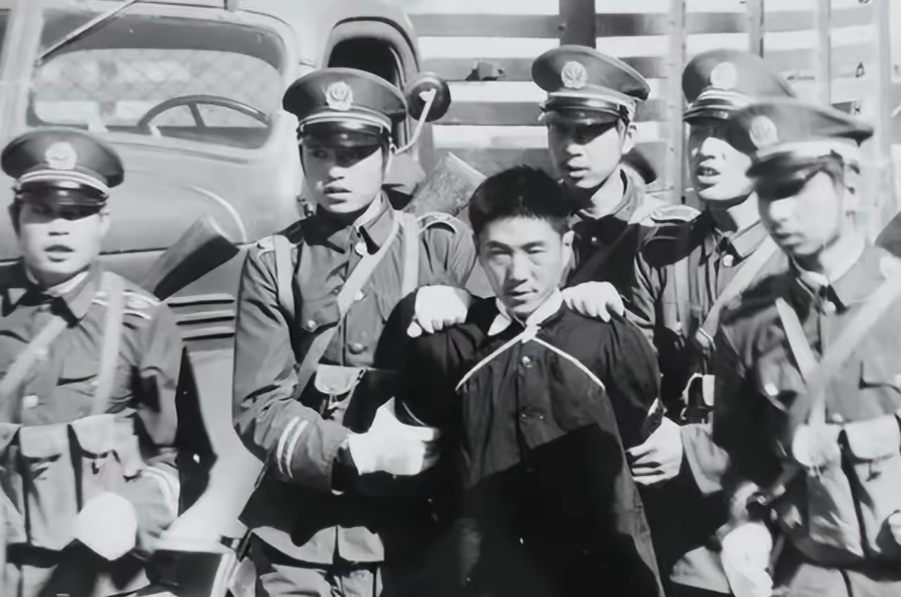 凶手被捕后,却因为身份特殊,二审仅被判处了死缓. 1979年2