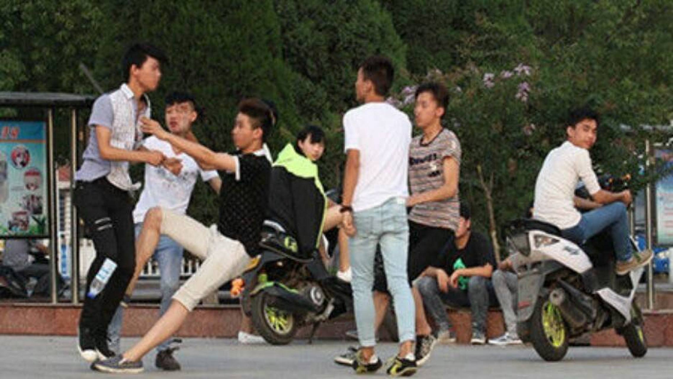 婚姻与亲子关系,警惕青少年暴力心理潜意识#我要上头条#   近日青少年