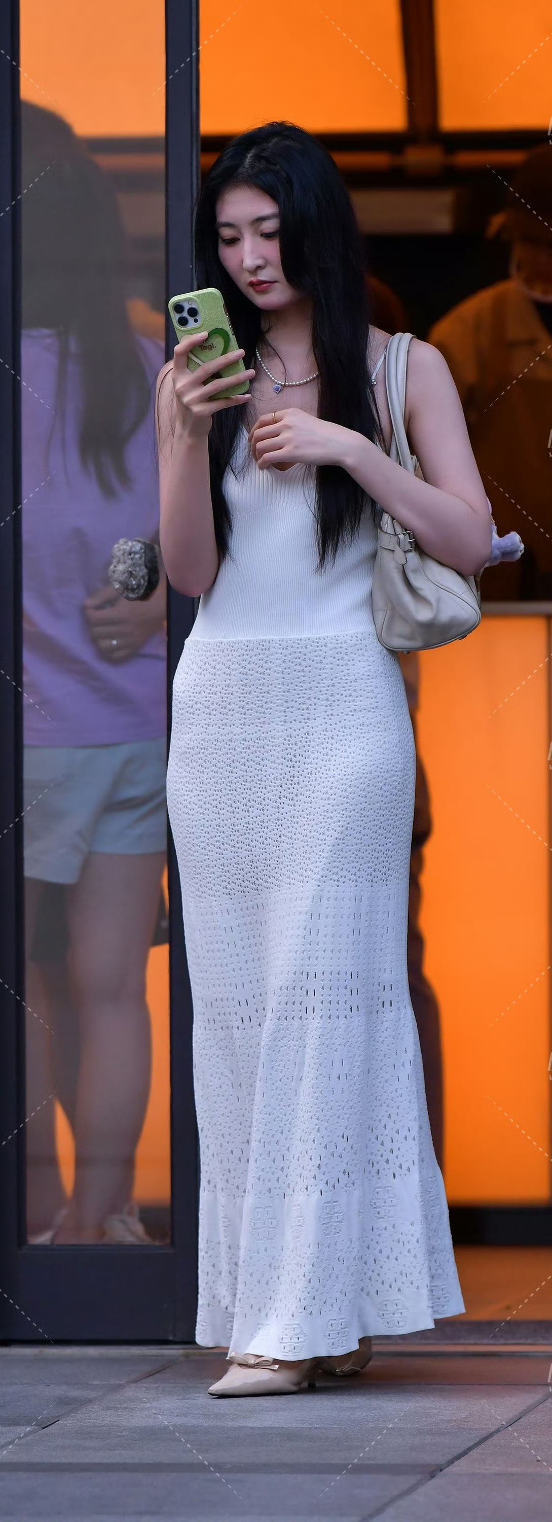 "梨形身材救星|鱼尾长裙这样穿显瘦10斤"穿搭主体