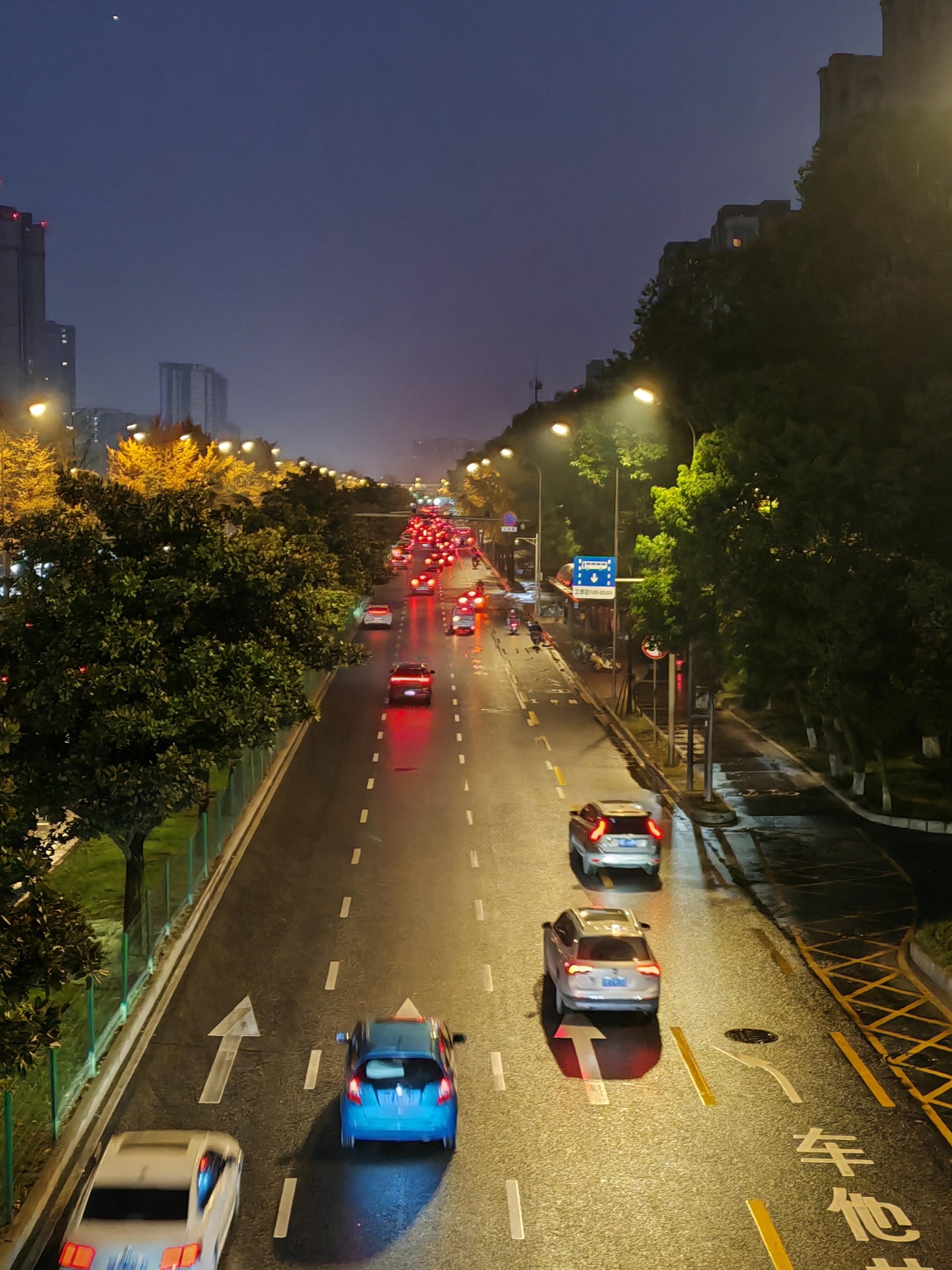 今天成都三环辅道车流明显少于主道车流