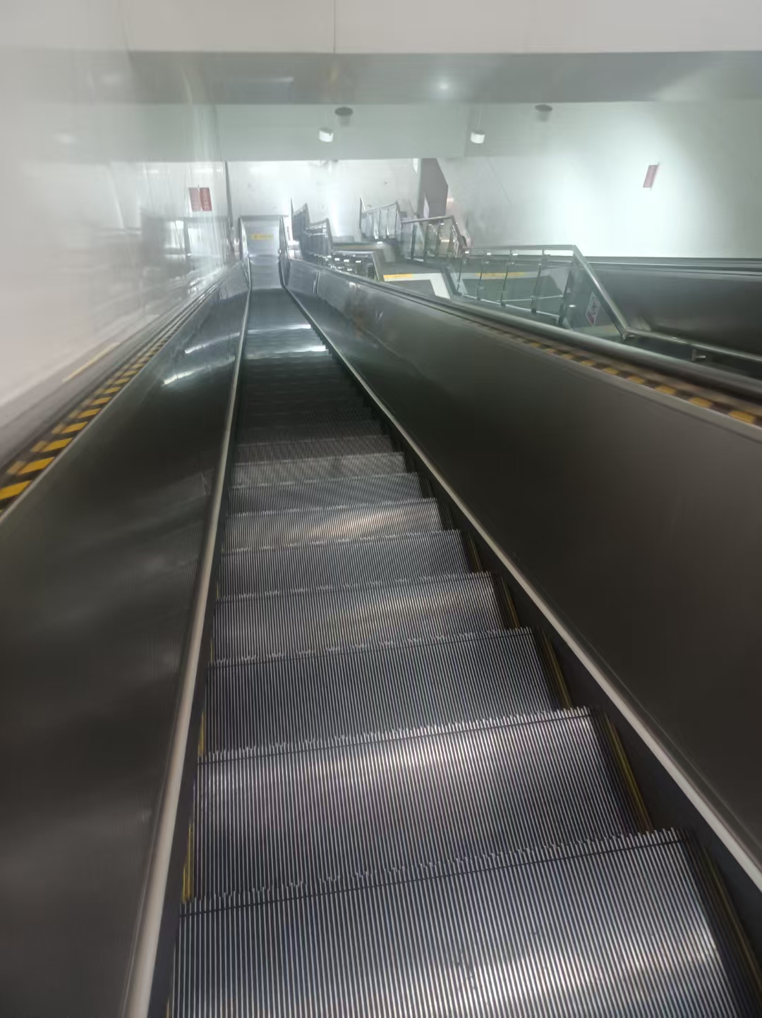 我就硬着头皮很热情的青岛地铁电梯很陡看不到头了万达广场楼道青岛
