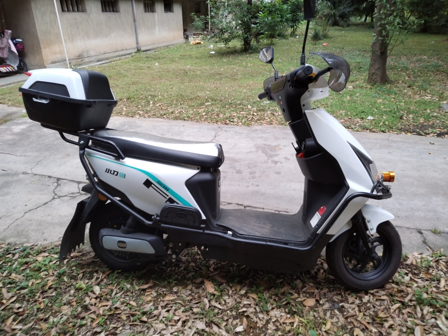 男孩又去试骑另一辆电瓶车,结果失败,接连