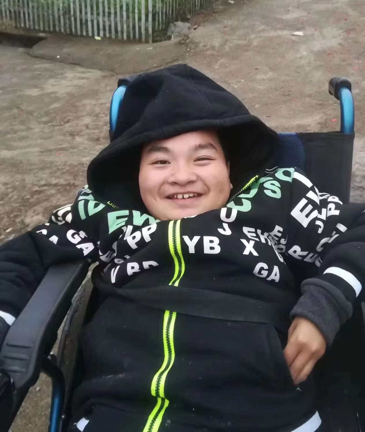 我是一个苦命的孩子,从小到大受了很多苦,一出生医生说我缺钙,奶奶问