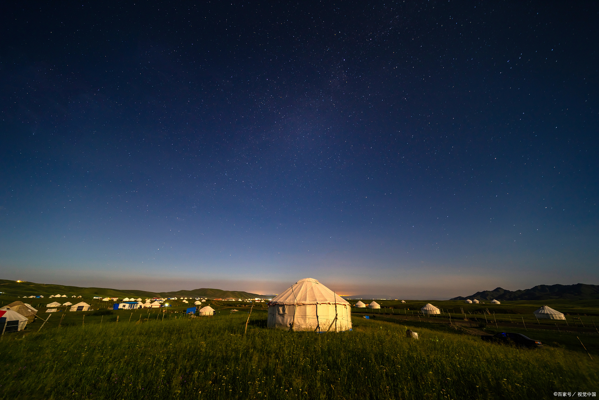 《草原之夜》  张加毅(词)田歌(曲)  美丽的夜色多沉静 草原上只留下