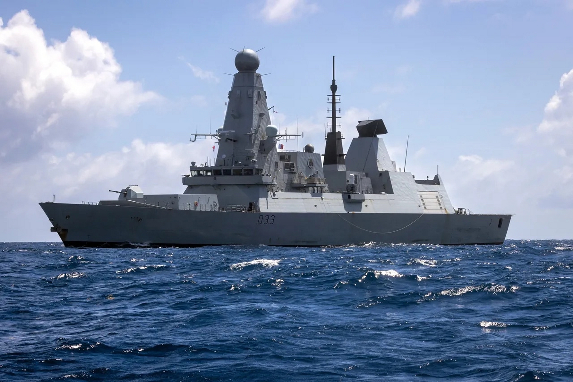 英国无畏号驱逐舰和野猫直升机.近期在加勒比海中部地区活跃.