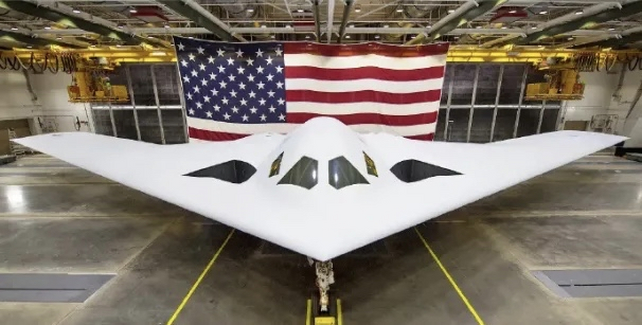 美国诺思罗普·格鲁曼公司在7月28日宣布:首架预生产型b-21轰炸机已经