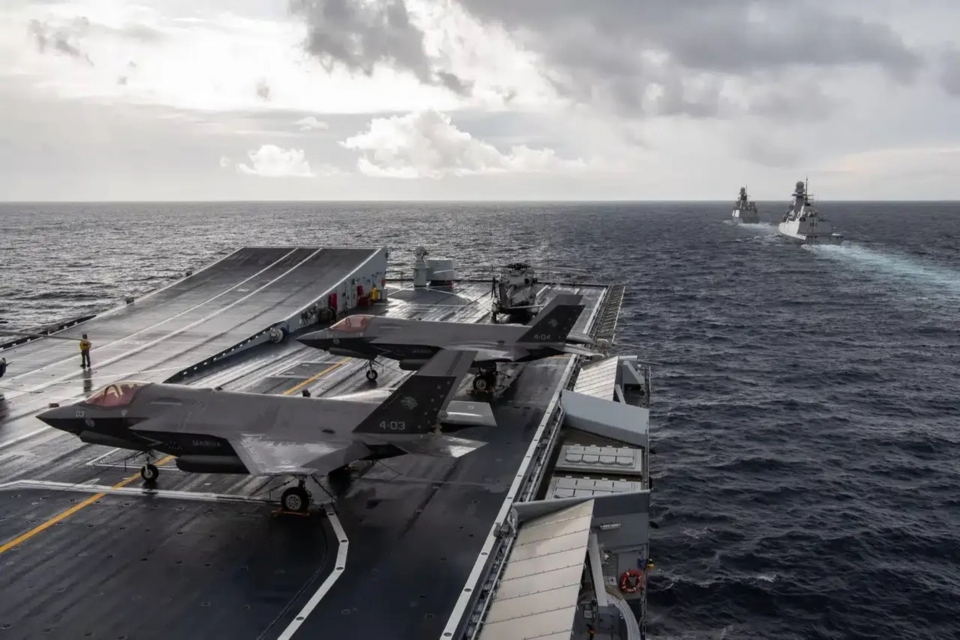 意大利"加富尔"号航母上的f-35b垂直起降战斗机,值得一提的是意大利的