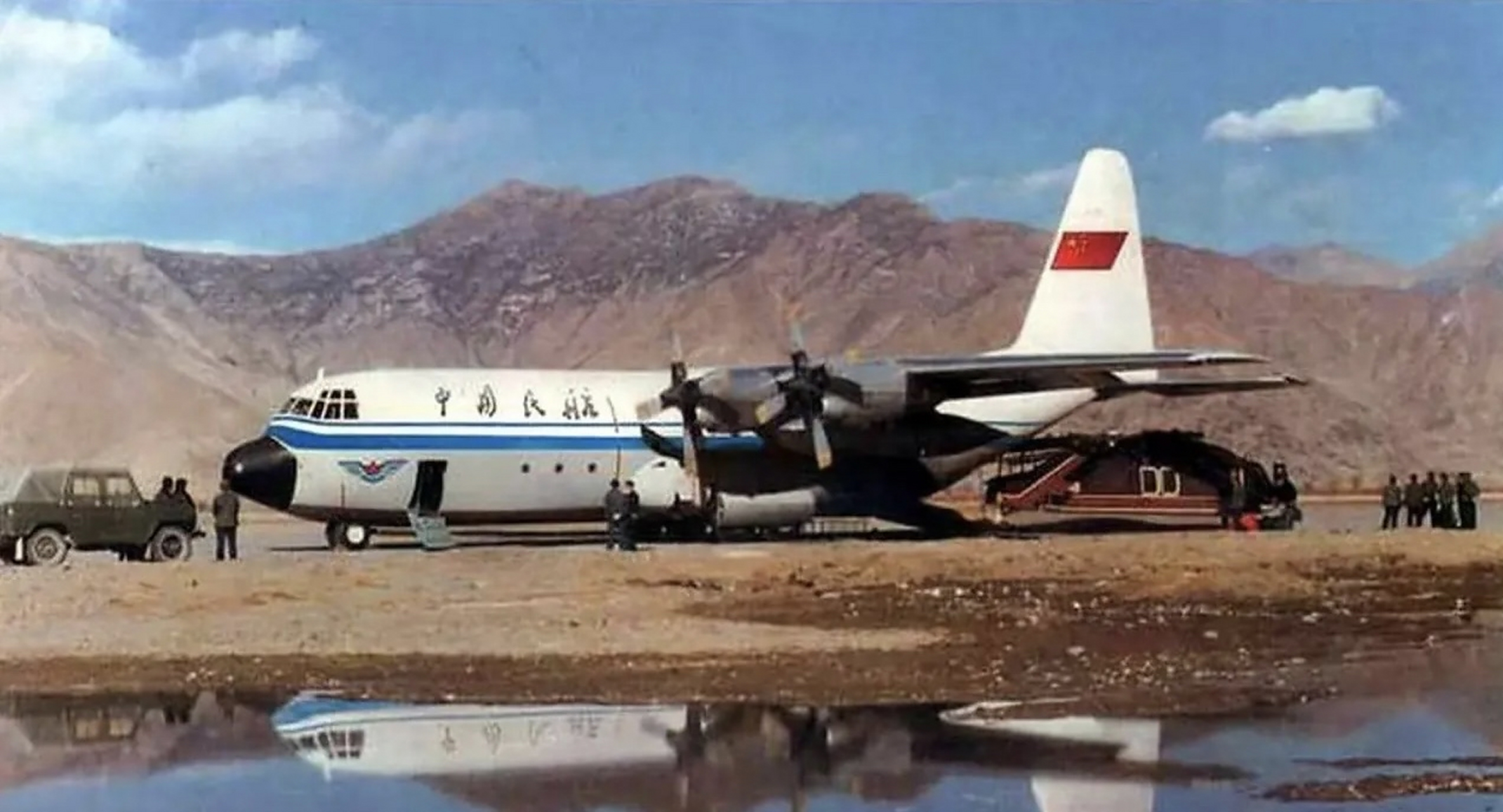 中国民航涂装的美国c-130"大力神"运输机和ch-47"支奴干"直升机.