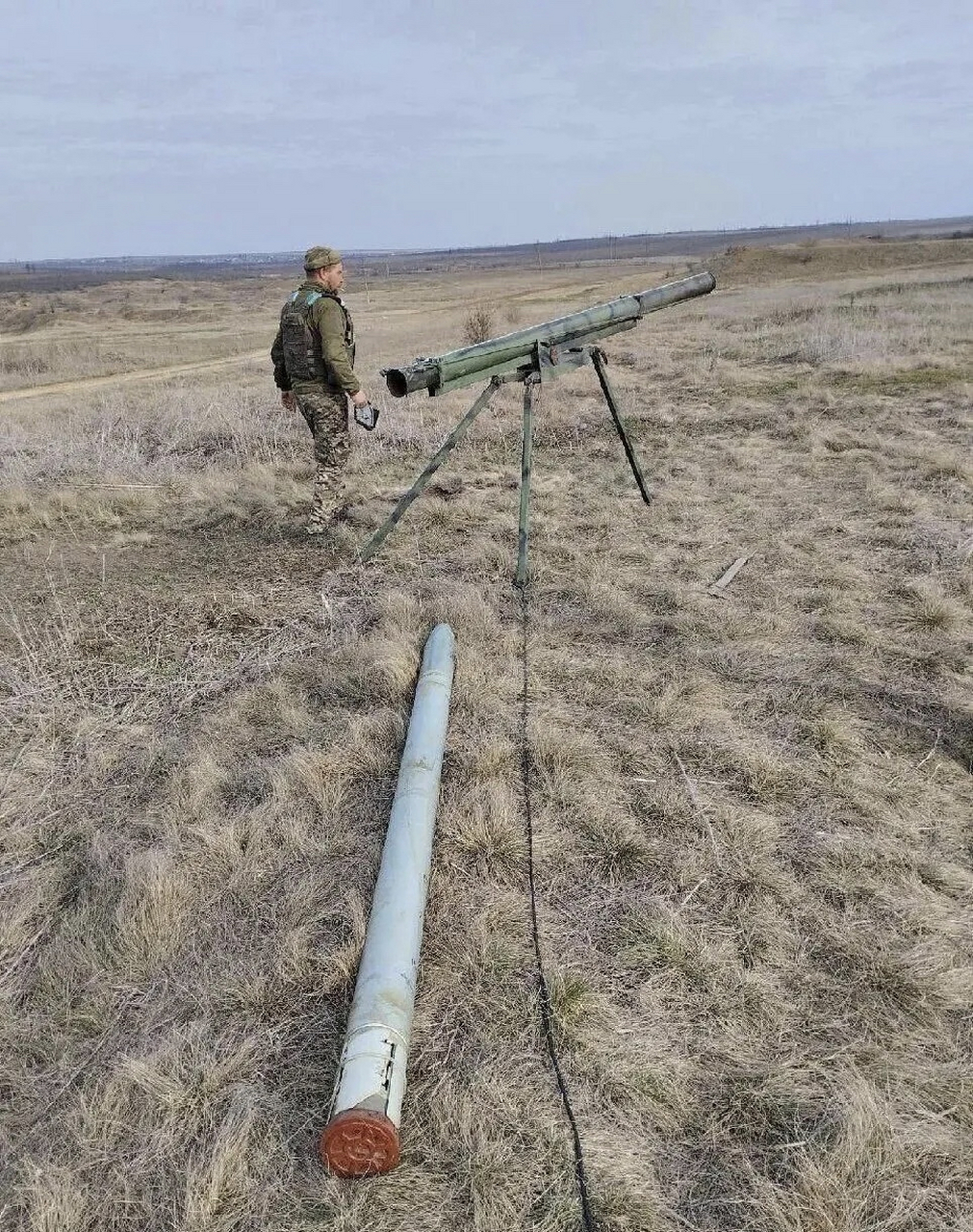 乌克兰武装部队战士发射单管122mm"冰雹"火箭炮.