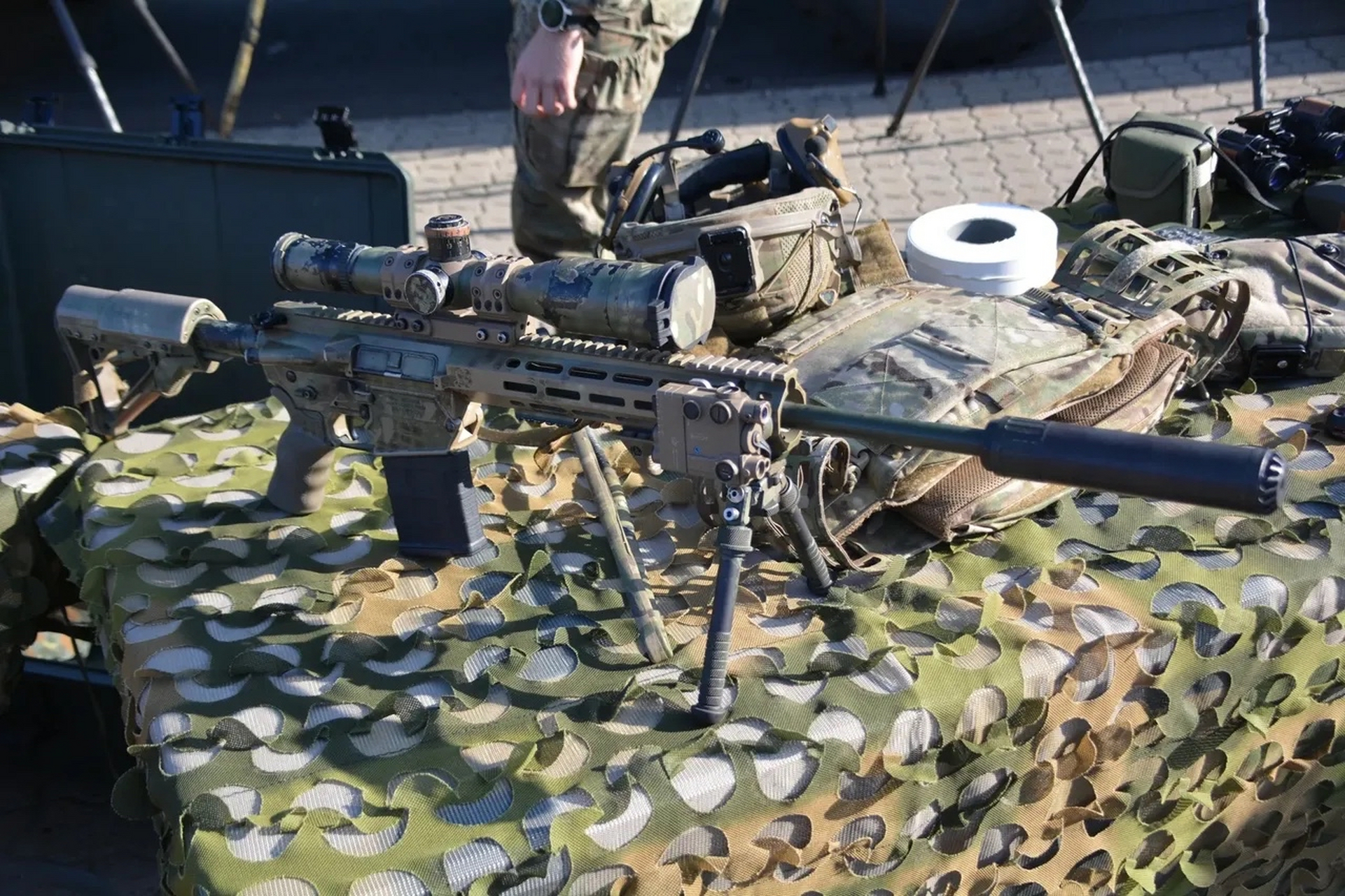 丹麦陆军公众开放日,展出了gv m/10突击步枪,m203榴弹发射器,m60e6