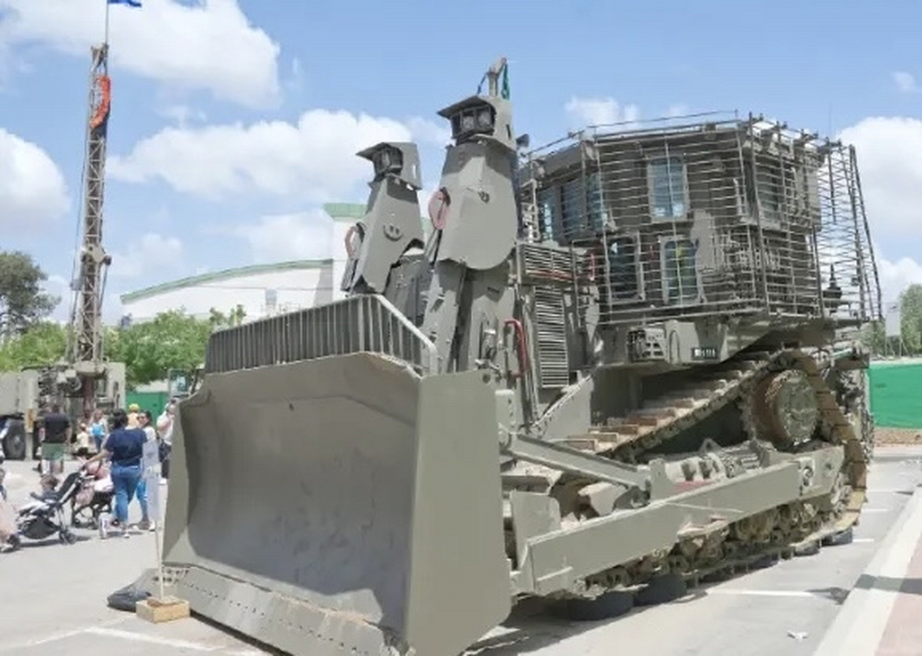 以色列国防军装备的d9装甲推土机,总重超过50吨,配有防弹玻璃,装甲