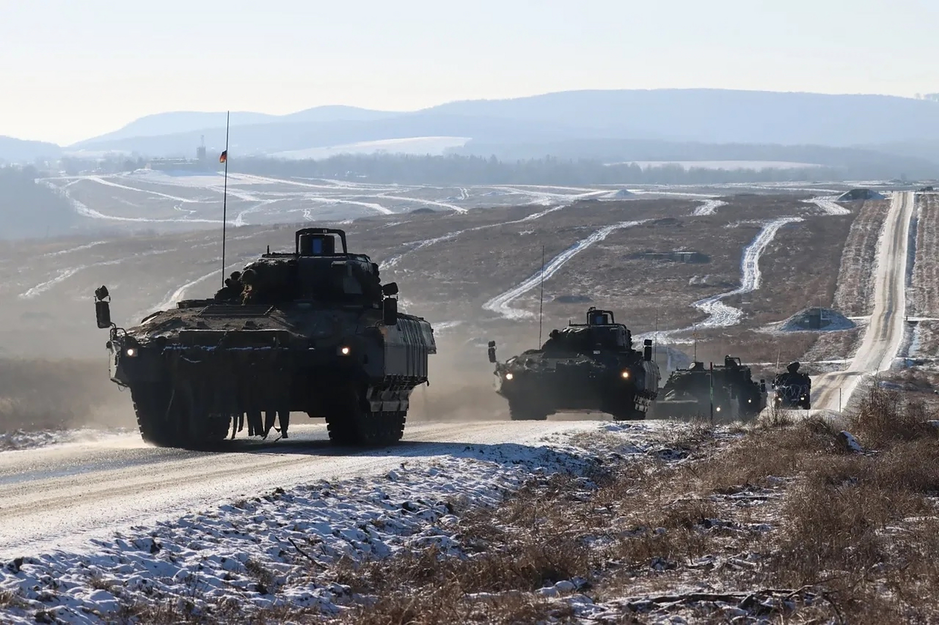 在斯洛伐克境内训练场完成训练的德国陆军"美洲狮"步兵战车返回营地.