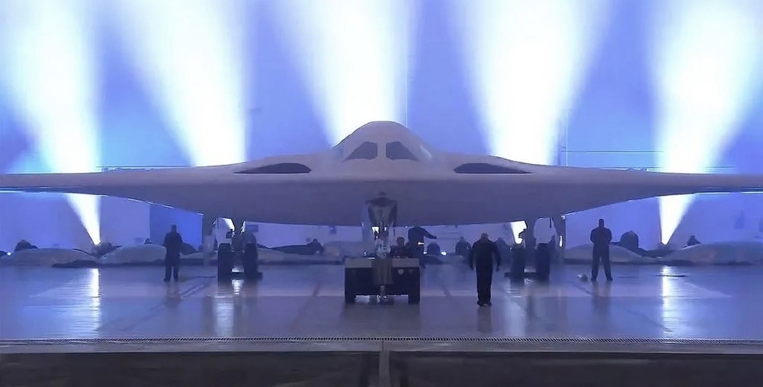 美国诺思罗普·格鲁曼公司在7月28日宣布:首架预生产型b-21轰炸机已经