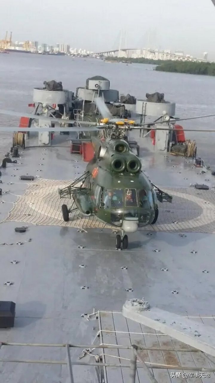越南海军的两艘二战美军老式lst坦克登陆舰,与越南空军的米8mt直升机