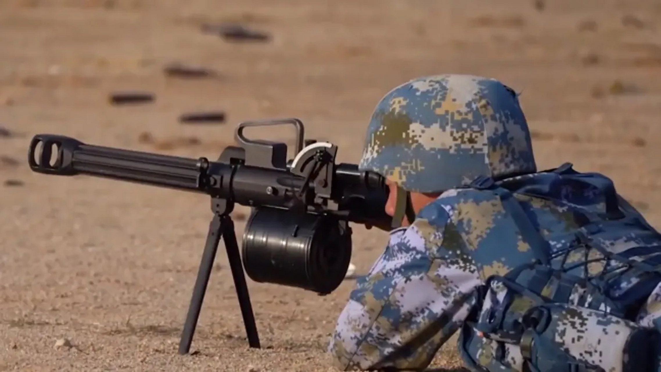 海军陆战队将国产87式(轻型)35毫米榴弹发射器列装到陆战队班,伴随