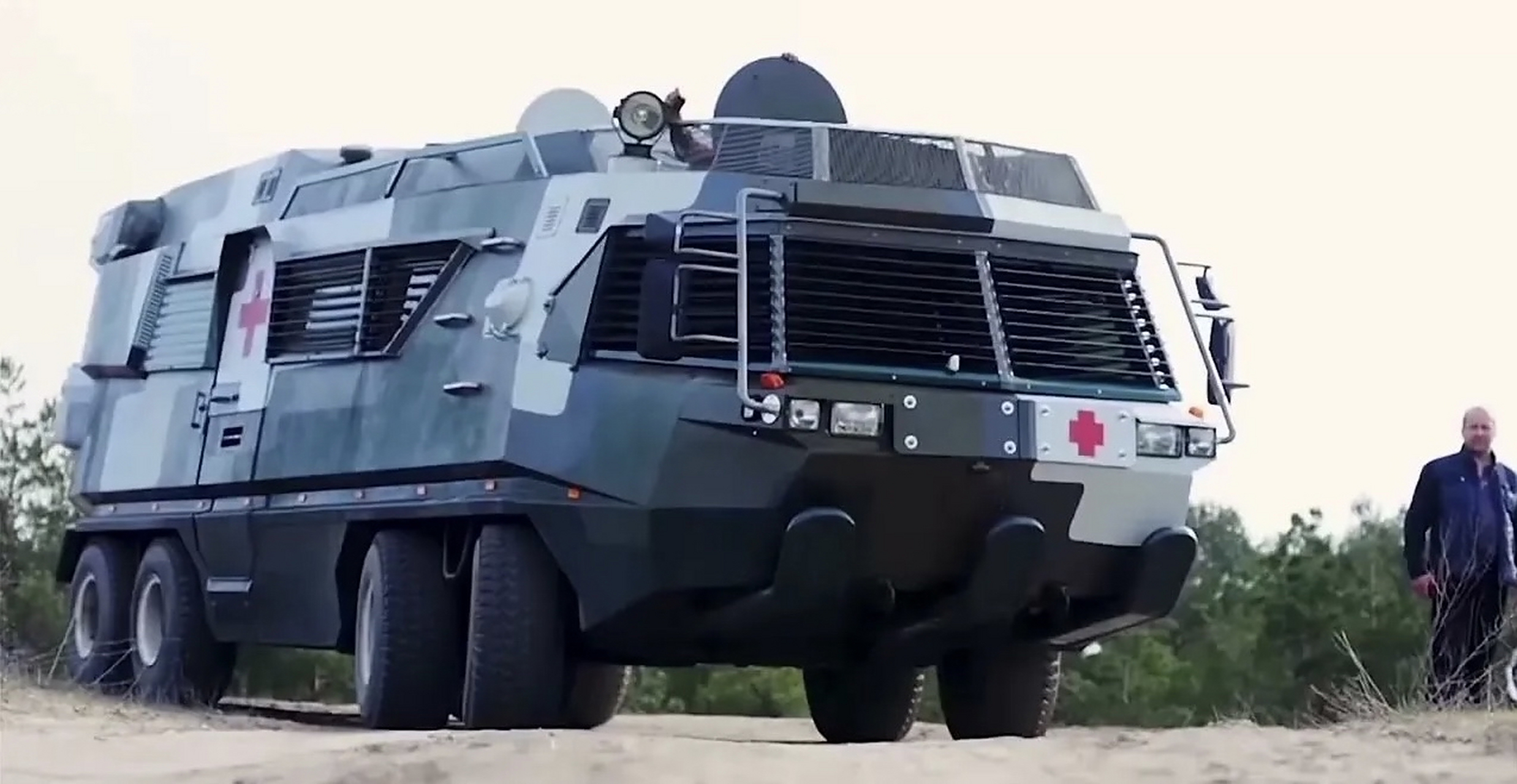 乌克兰工人手工敲出"战场基地车"!