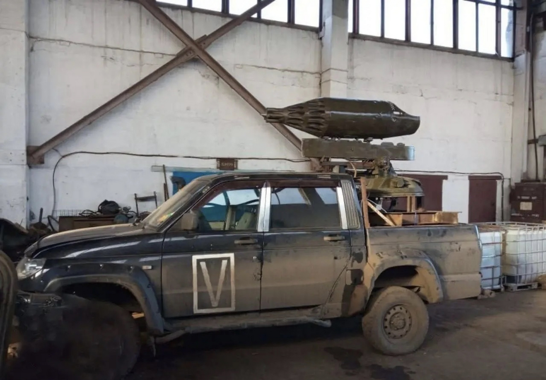 居然用上了中东游击队,武装组织最喜欢的皮卡车 火箭弹发射巢,发射s-5