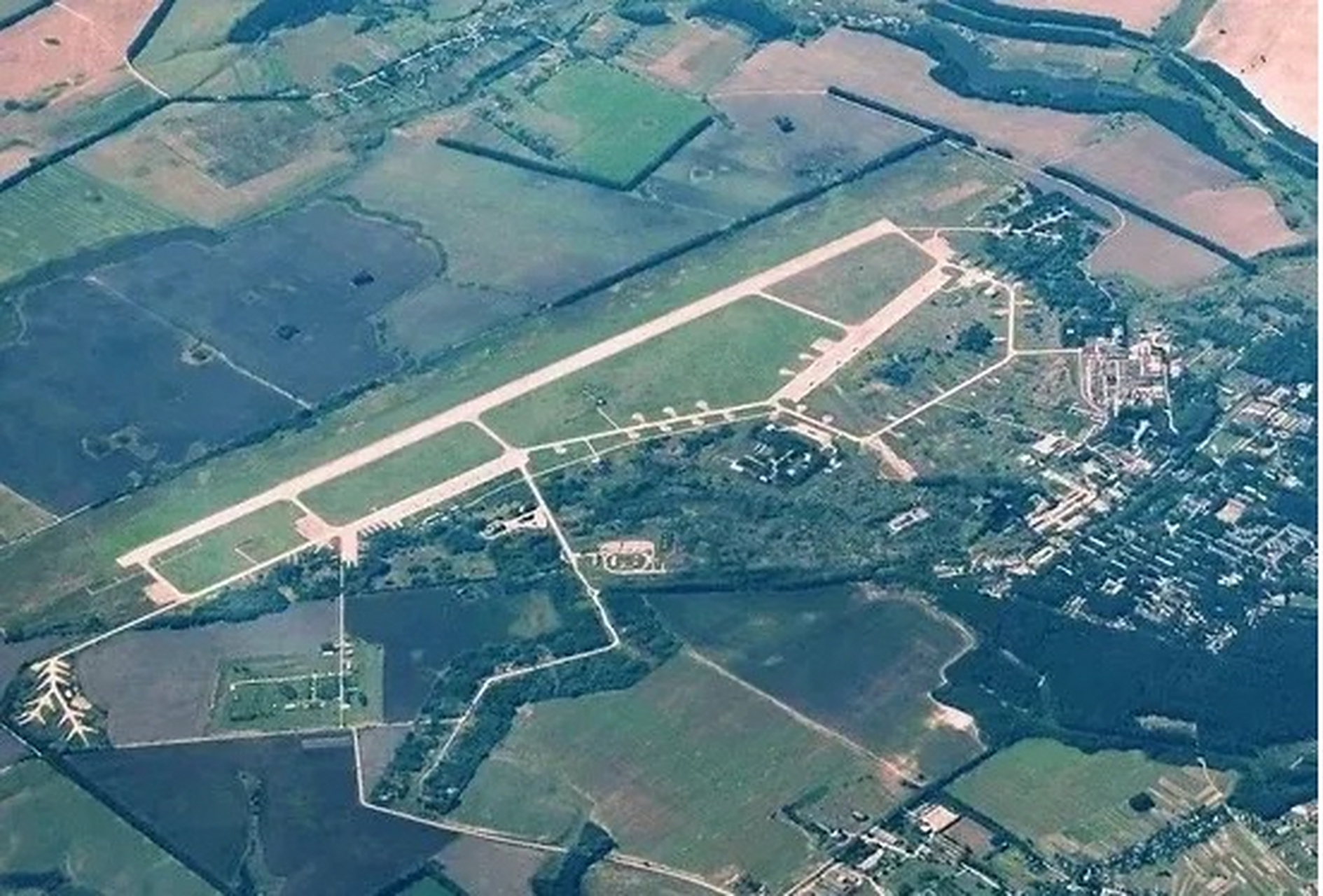 俄罗斯导弹袭击日托米尔附近的军用机场,以阻止乌克兰接收美国f-16