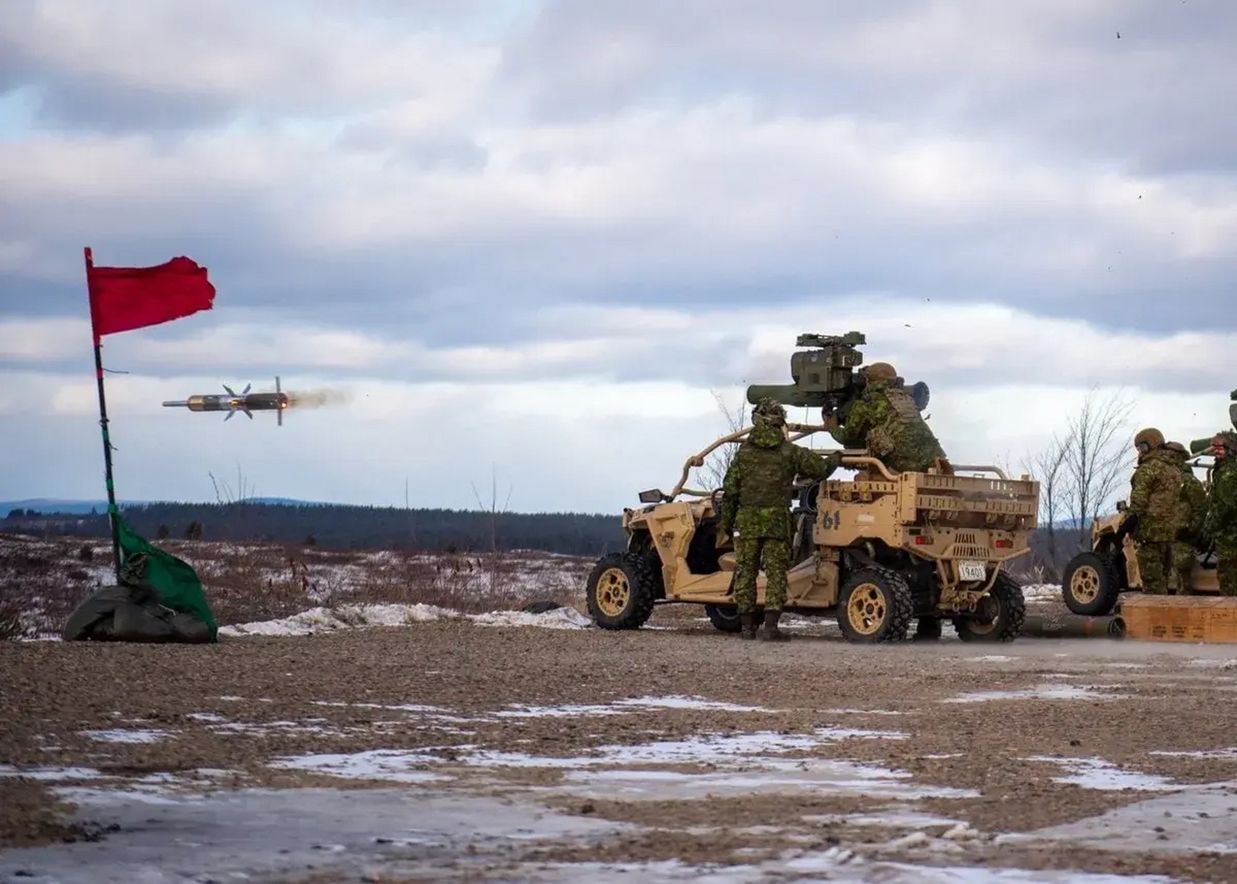 美国和加拿大陆军士兵联合训练,在四轮全地形车上发射"陶"2反坦克导弹