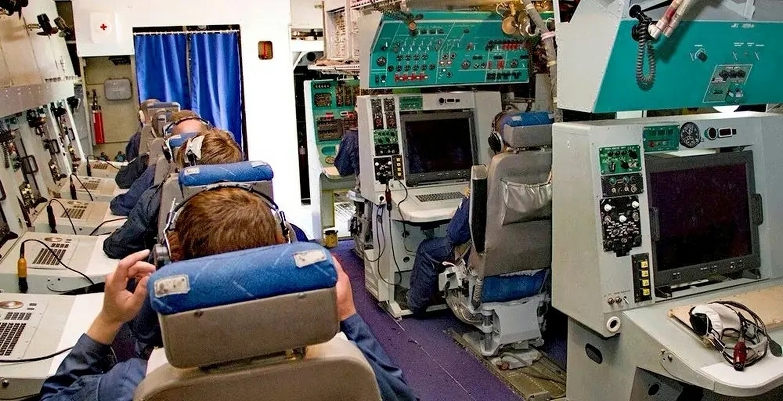 俄罗斯a-50预警机内部,雷达操作员整齐排列在机舱内部.