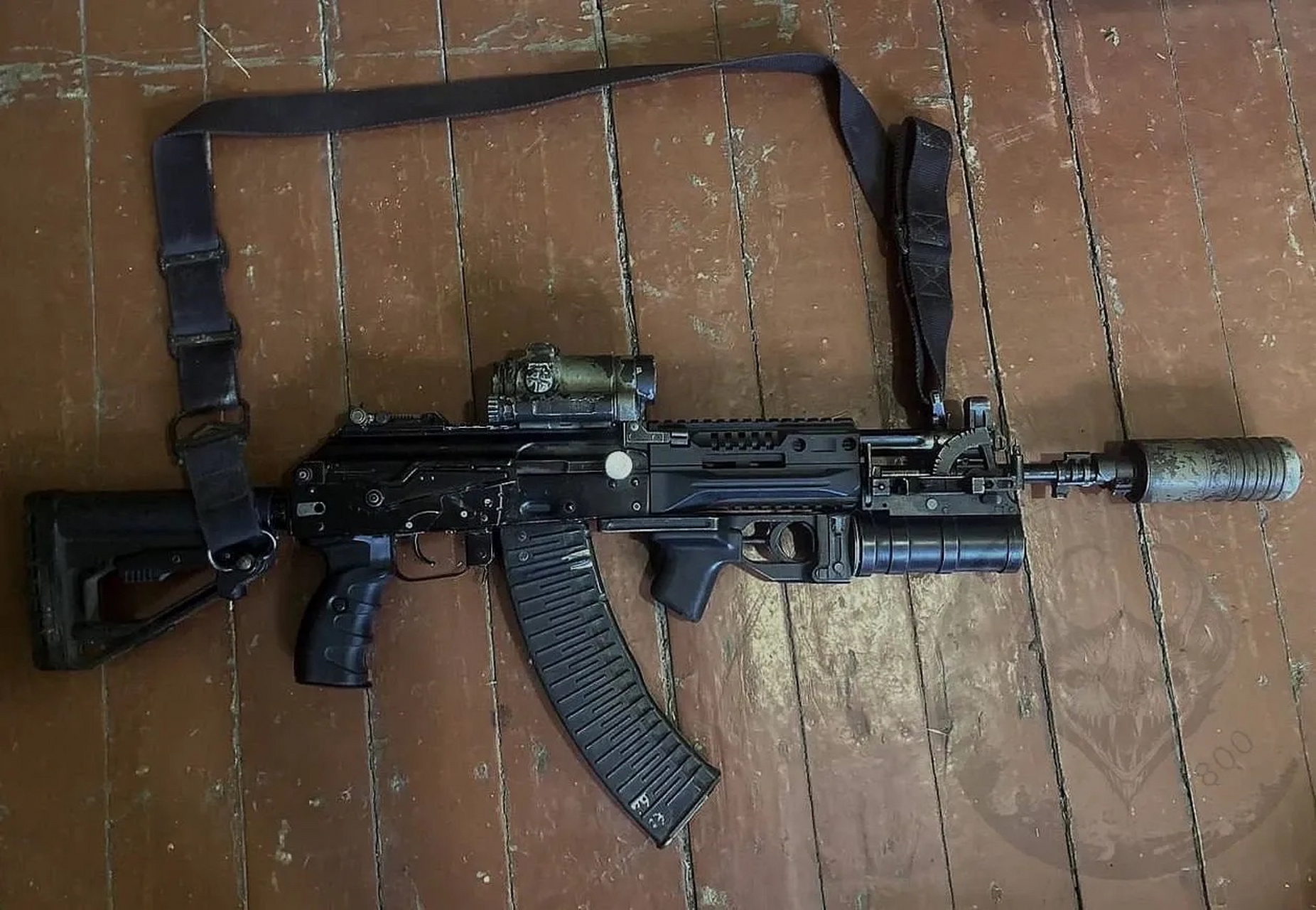 在特别军事行动区的俄军士兵,拍摄自己的ak-12和ak-74m突击步枪.