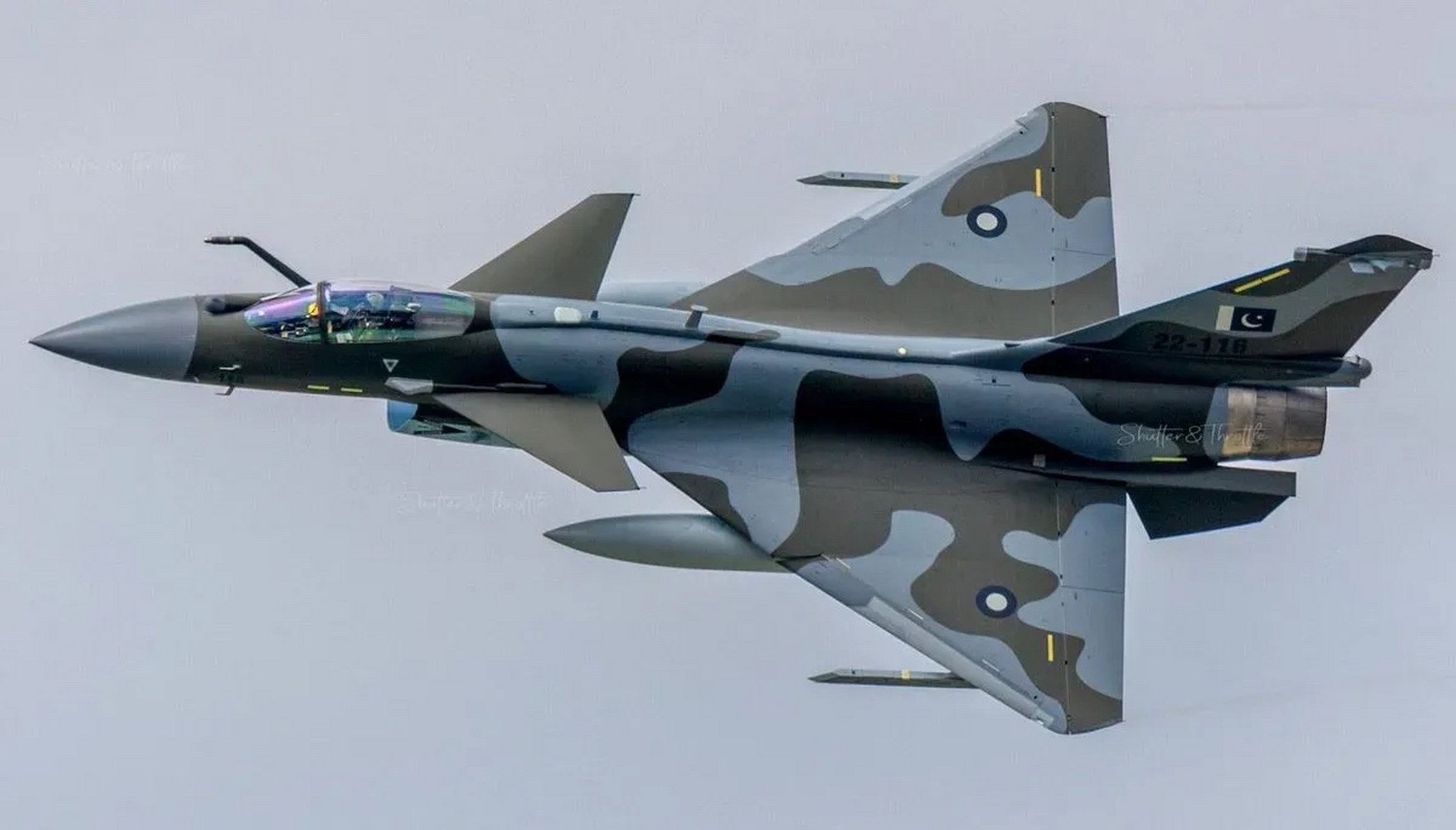 巴基斯坦空军的歼-10ce战斗机,采用迷彩涂装,看起来还不错,很经典.