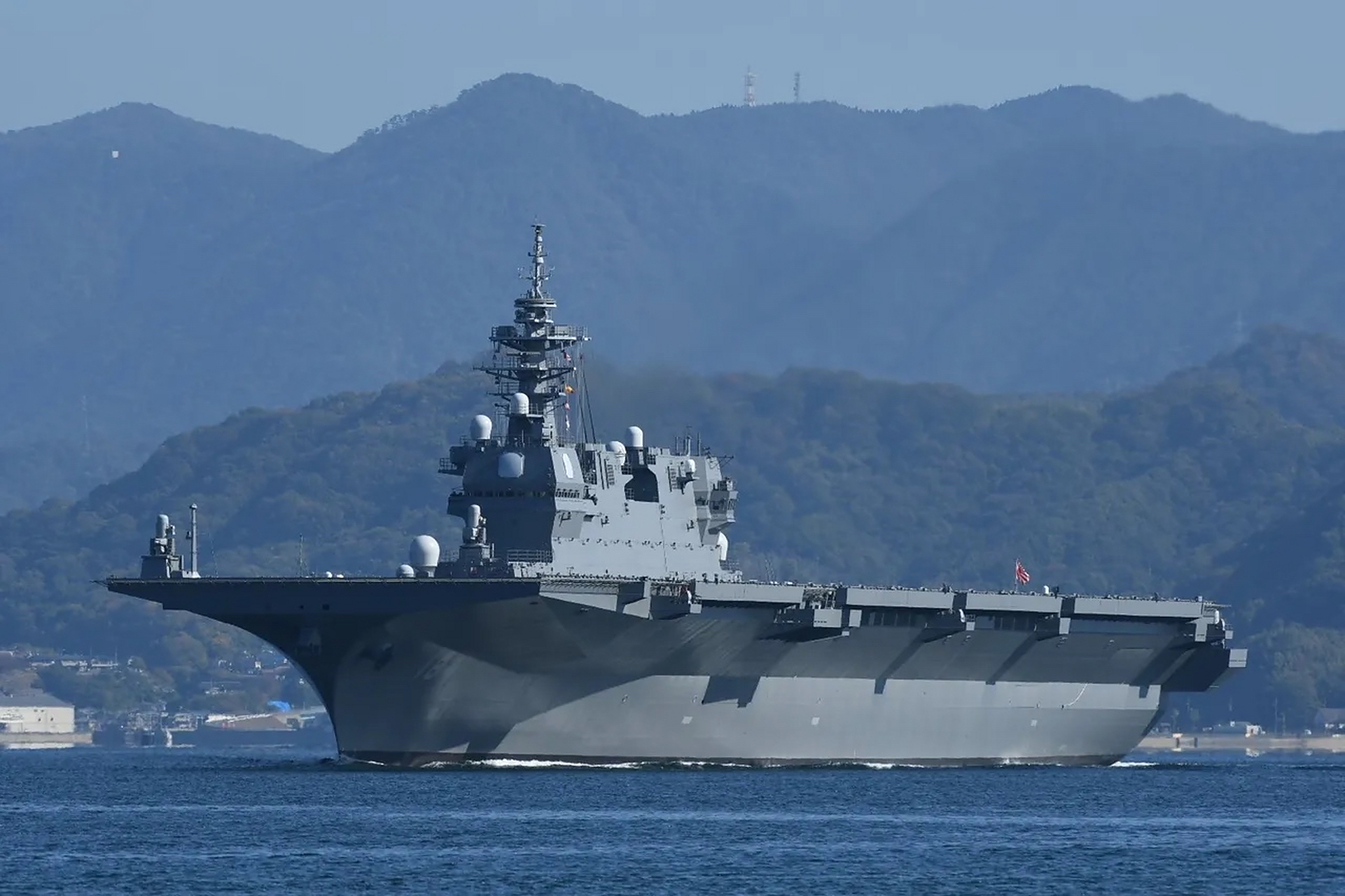 日本海上自卫队的准航母加贺号经过"砍头换头"和"变性"手术后海试了.